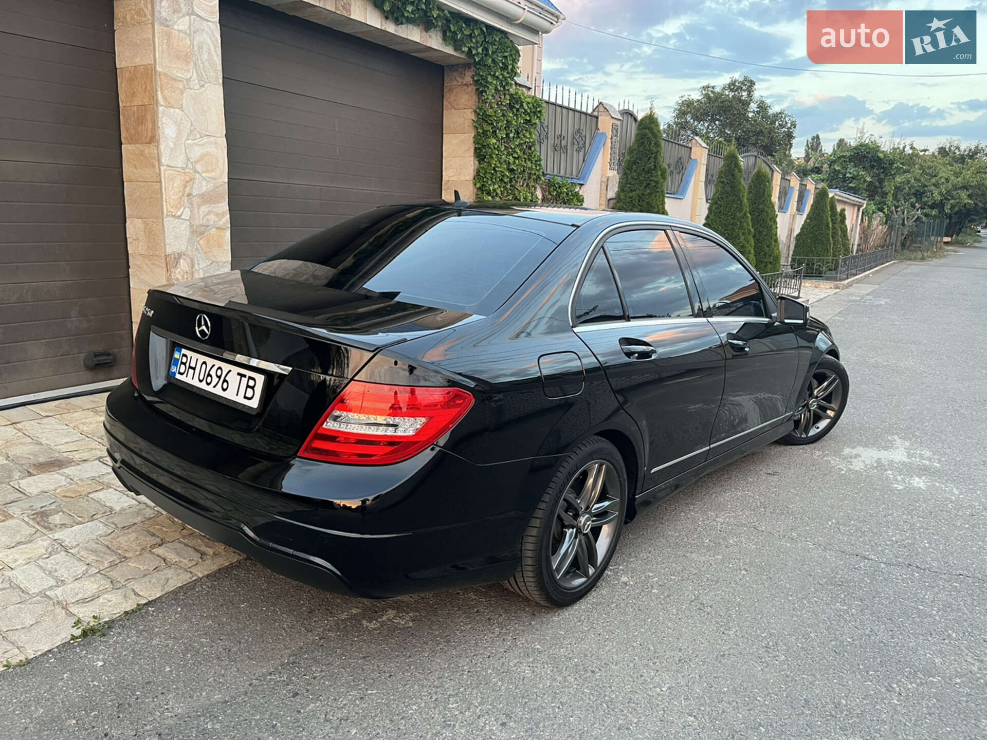 Mercedes-Benz C-Class 2014 VIN WDDGF4HB7EA939227 фото оголошення 2 з 17