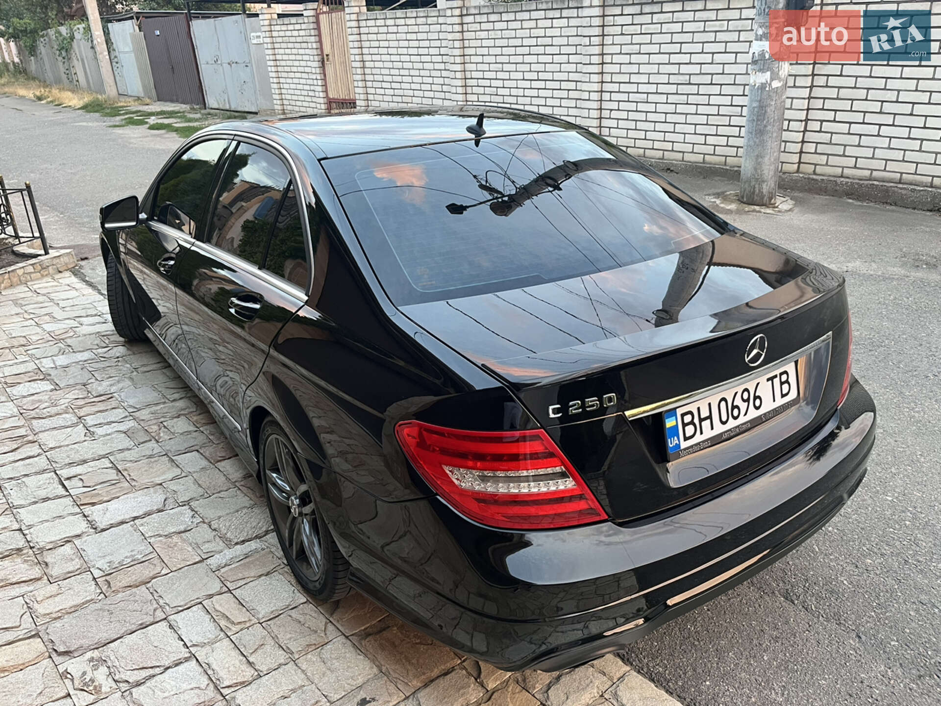 Mercedes-Benz C-Class 2014 VIN WDDGF4HB7EA939227 фото оголошення 3 з 17