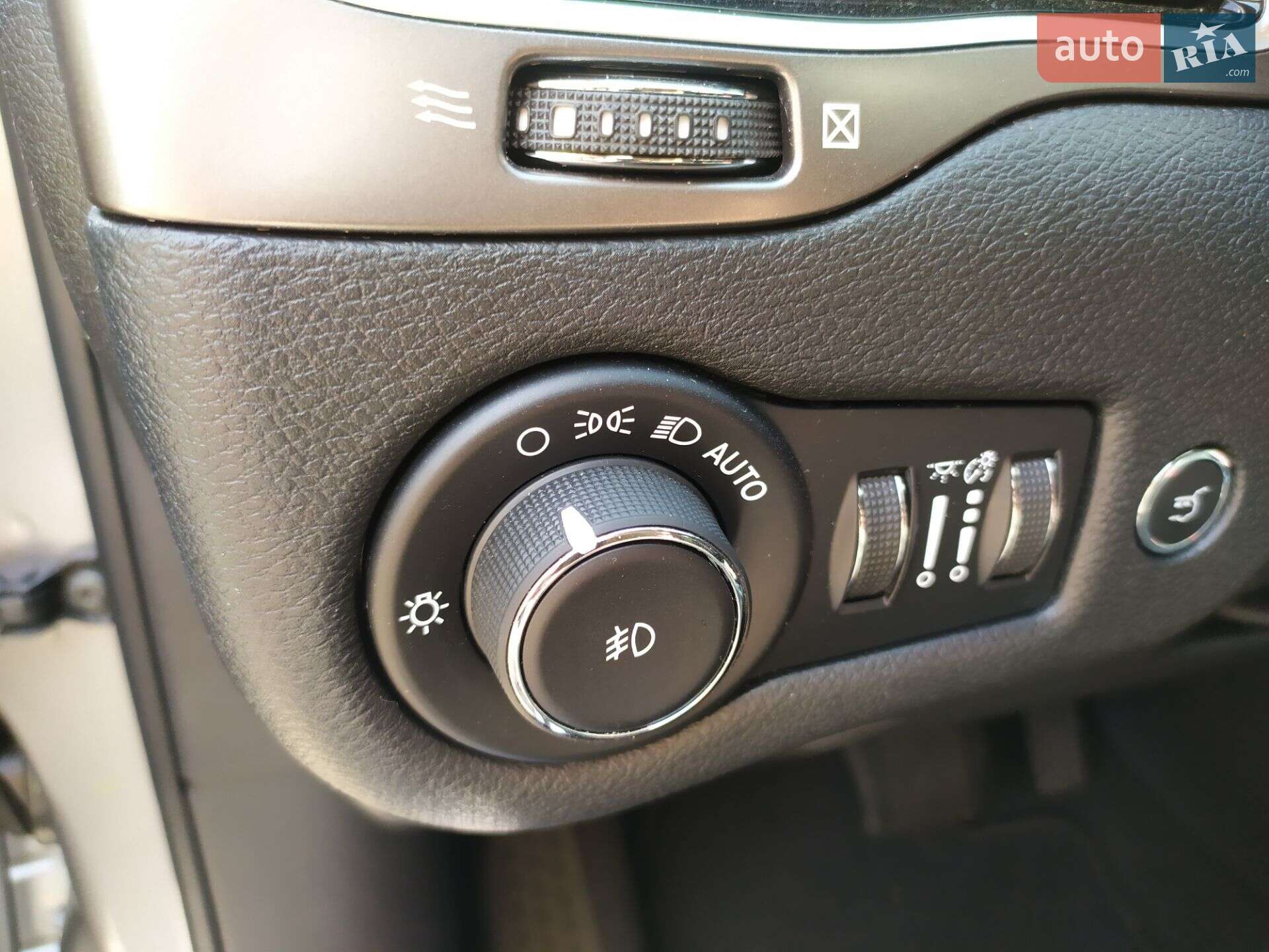 Jeep Cherokee 2019 VIN 1C4PJMDX9LD580260 фото оголошення 34 з 49