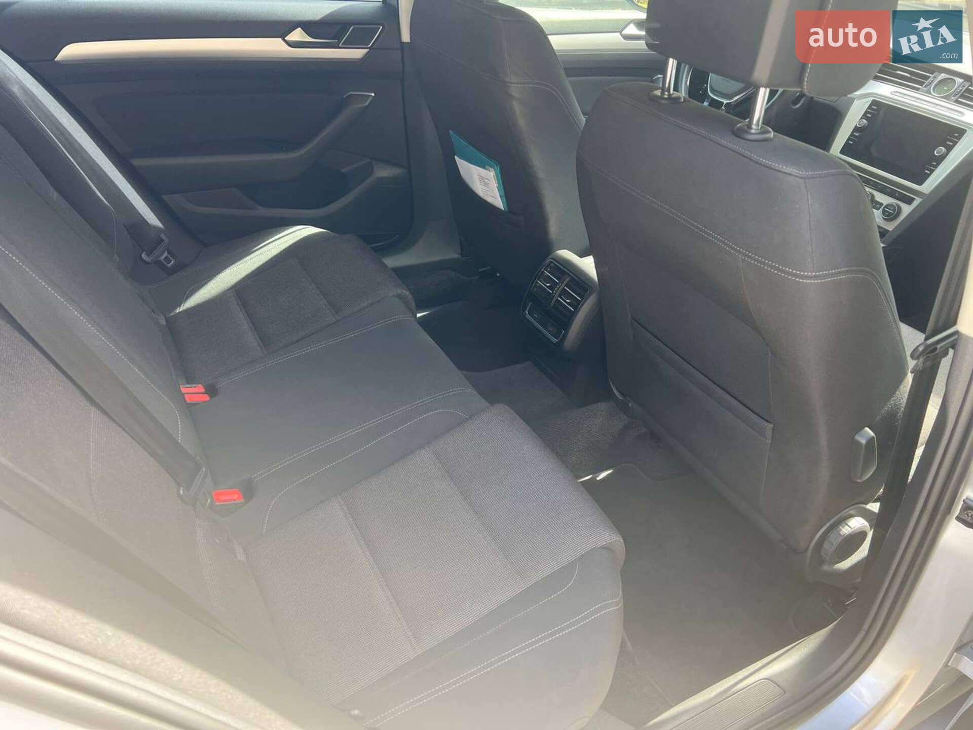 Volkswagen Passat 2018 VIN WVWZZZ3CZKE017306 фото оголошення 36 з 44