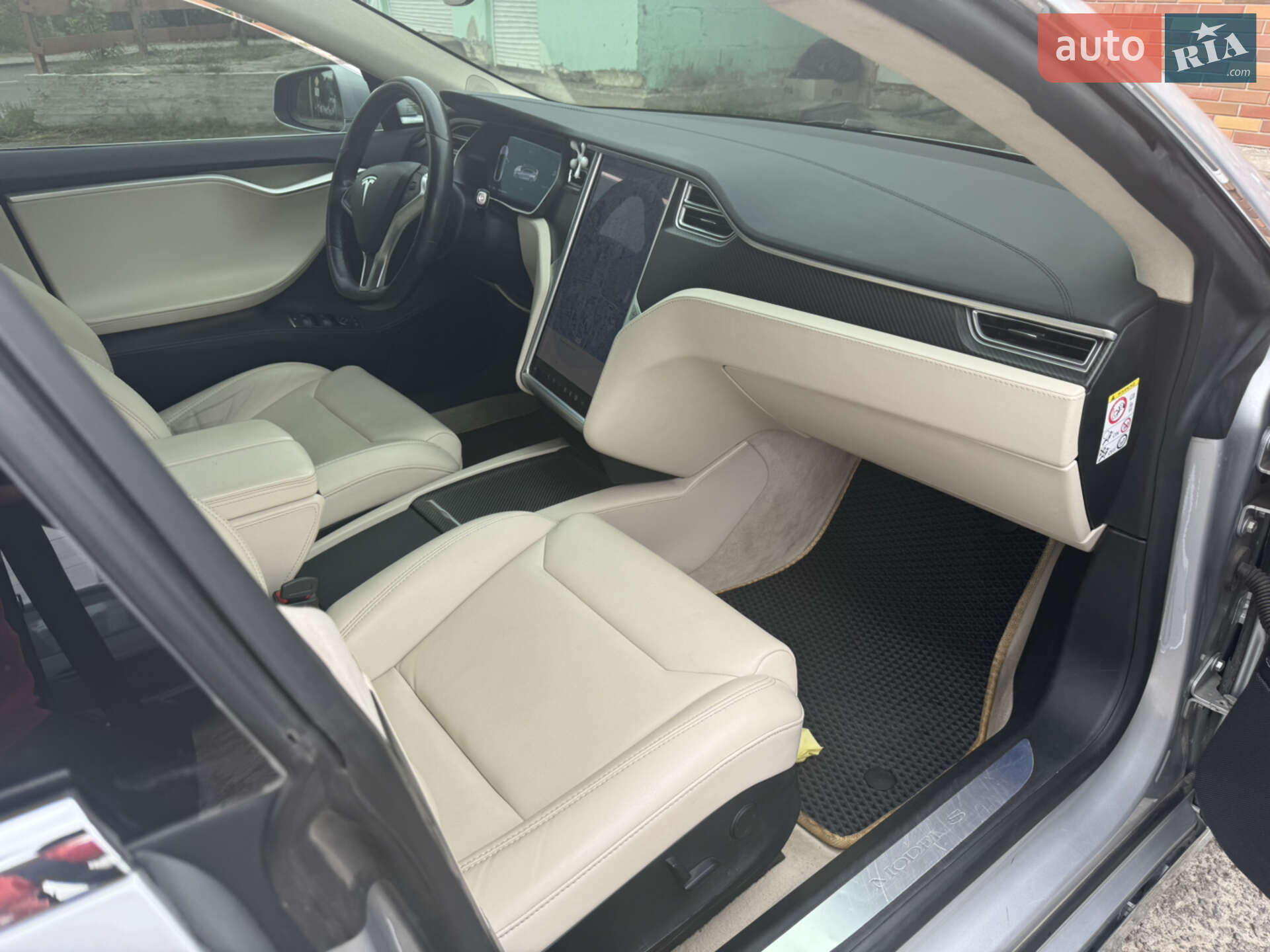 Tesla Model S 2018 VIN 5YJSA7E22JF237049 фото оголошення 2 з 8