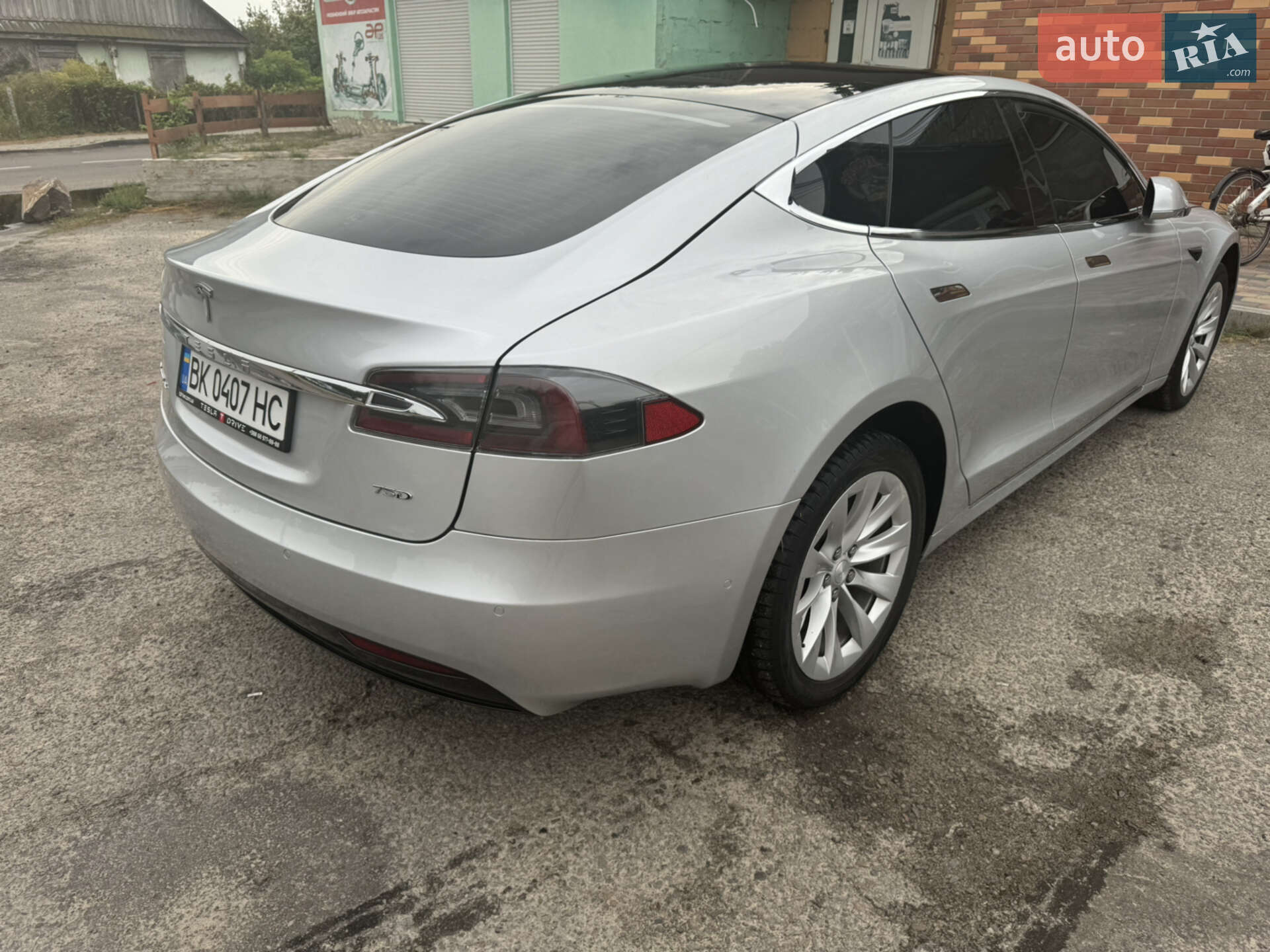 Tesla Model S 2018 VIN 5YJSA7E22JF237049 фото оголошення 4 з 8