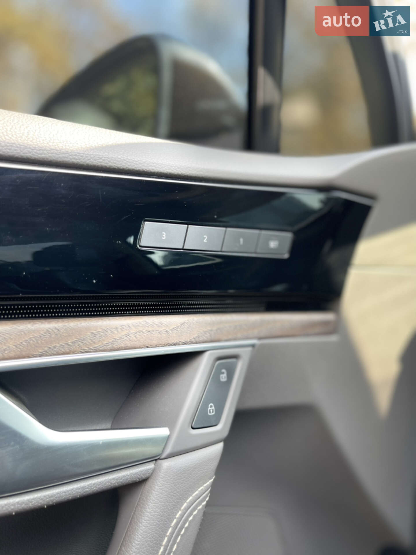 Volkswagen Touareg 2018 VIN WVGZZZCRZKD003188 фото оголошення 17 з 58