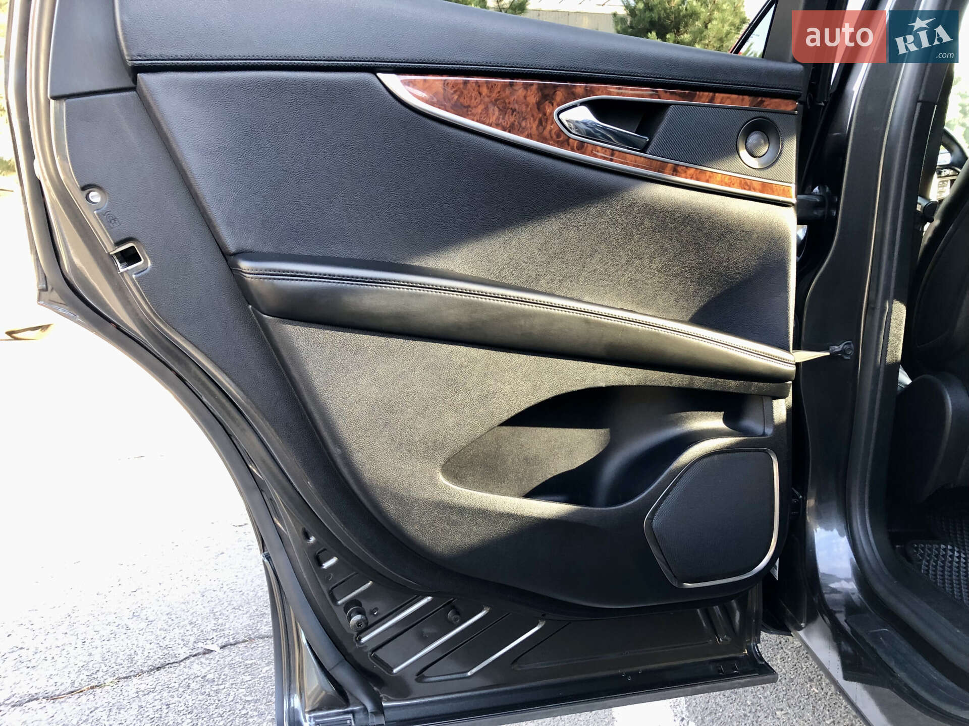 Lincoln Nautilus 2019 VIN 2LMPJ6L97KBL40949 фото оголошення 14 з 47