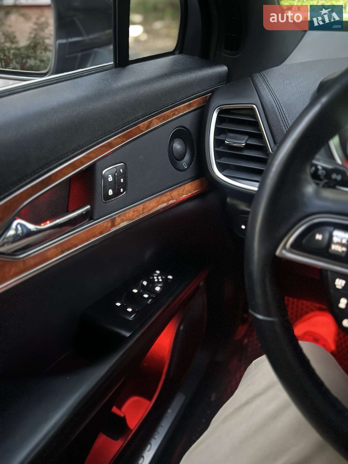 Lincoln Nautilus 2019 VIN 2LMPJ6L97KBL40949 фото оголошення 43 з 47
