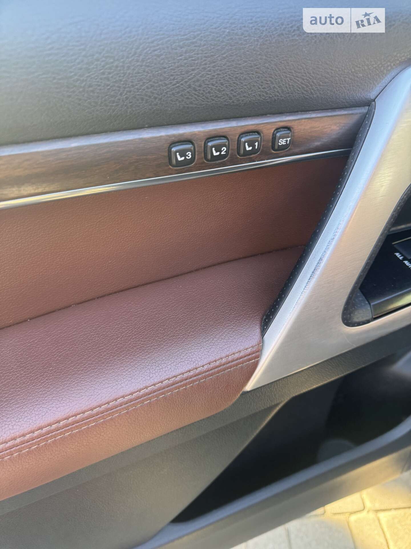 Toyota Land Cruiser 2019 VIN JTMCV05J004276266 фото оголошення 3 з 17