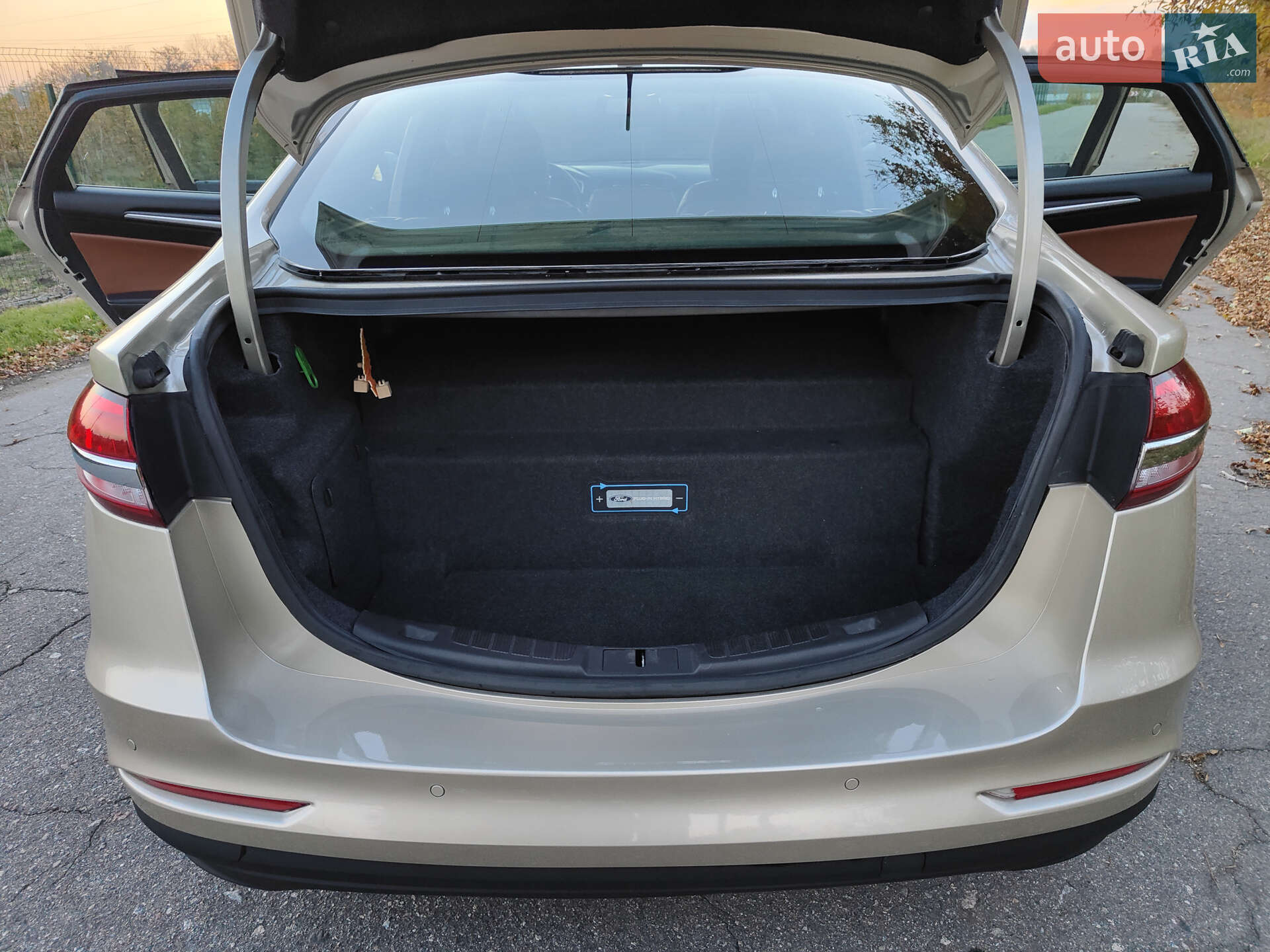Ford Fusion 2019 VIN 3FA6P0SU4KR185250 фото оголошення 12 з 17