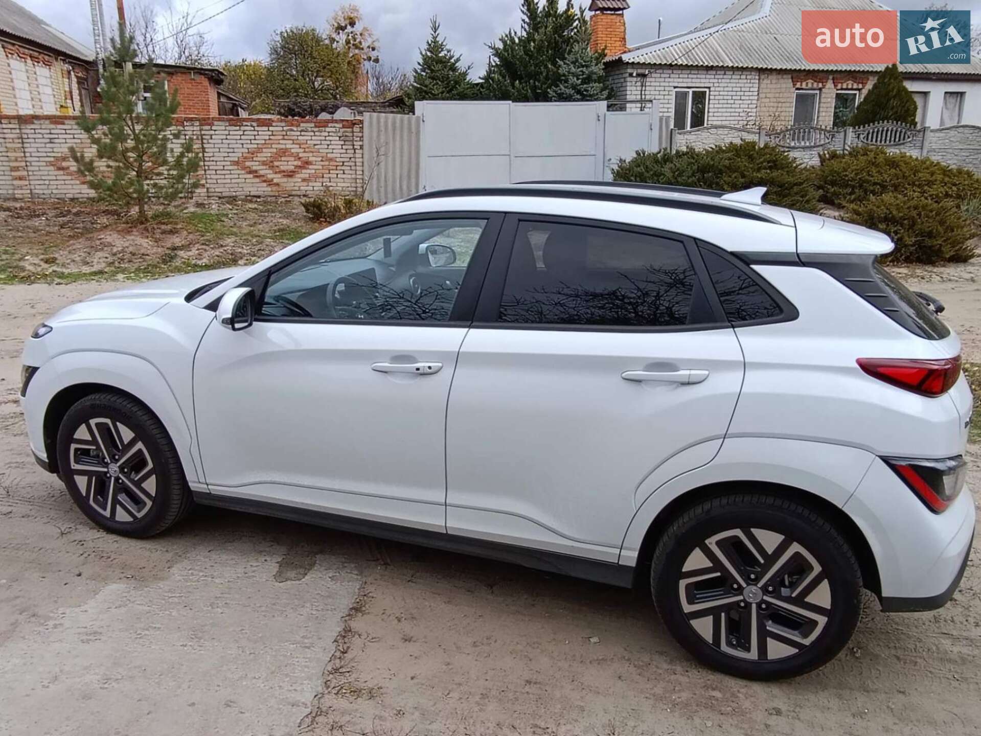 Hyundai Kona Electric 2021 VIN TMAK281HFMJ031768 фото оголошення 3 з 14