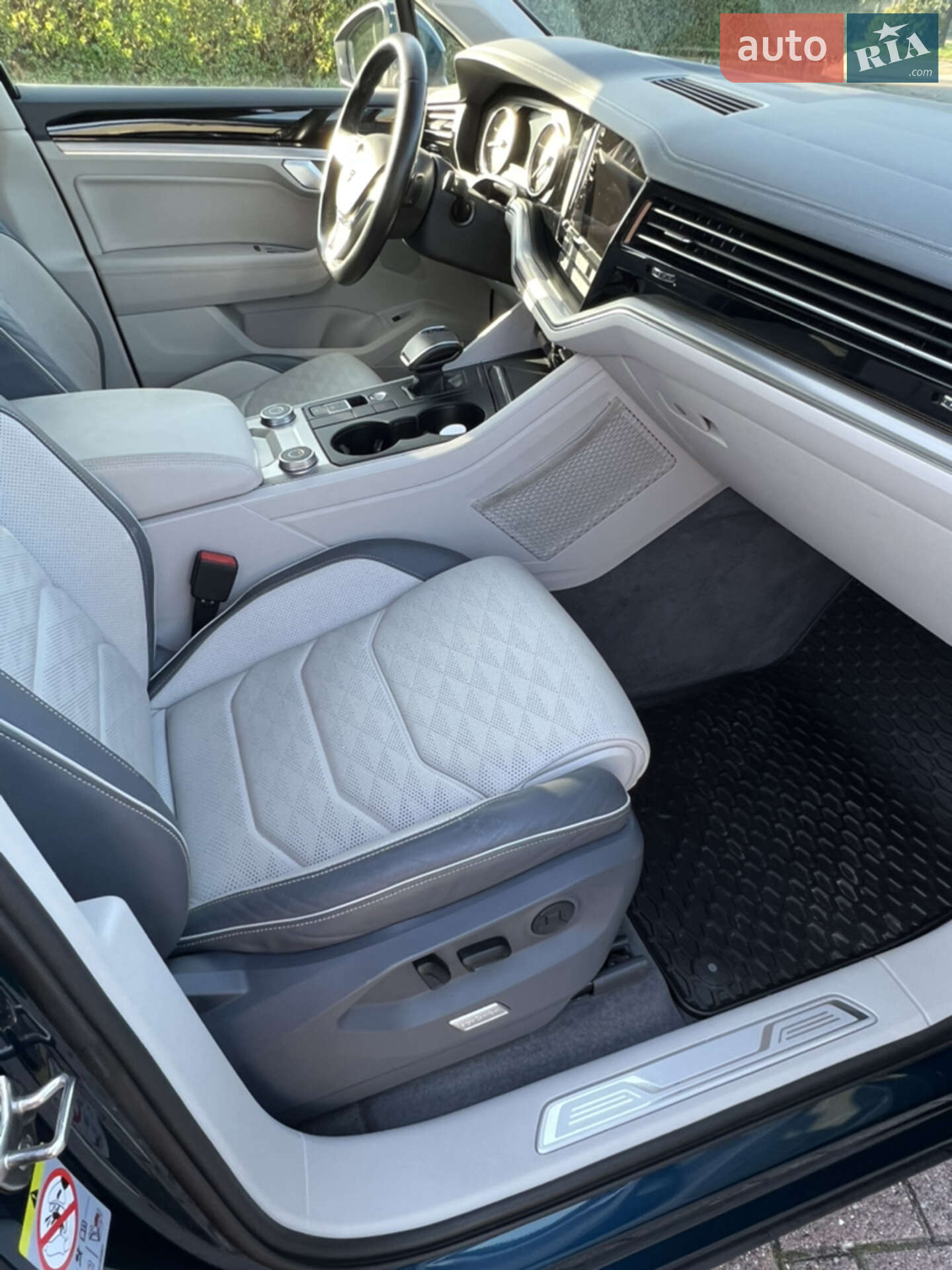 Volkswagen Touareg 2018 VIN WVGZZZCRZKD011878 фото оголошення 22 з 33