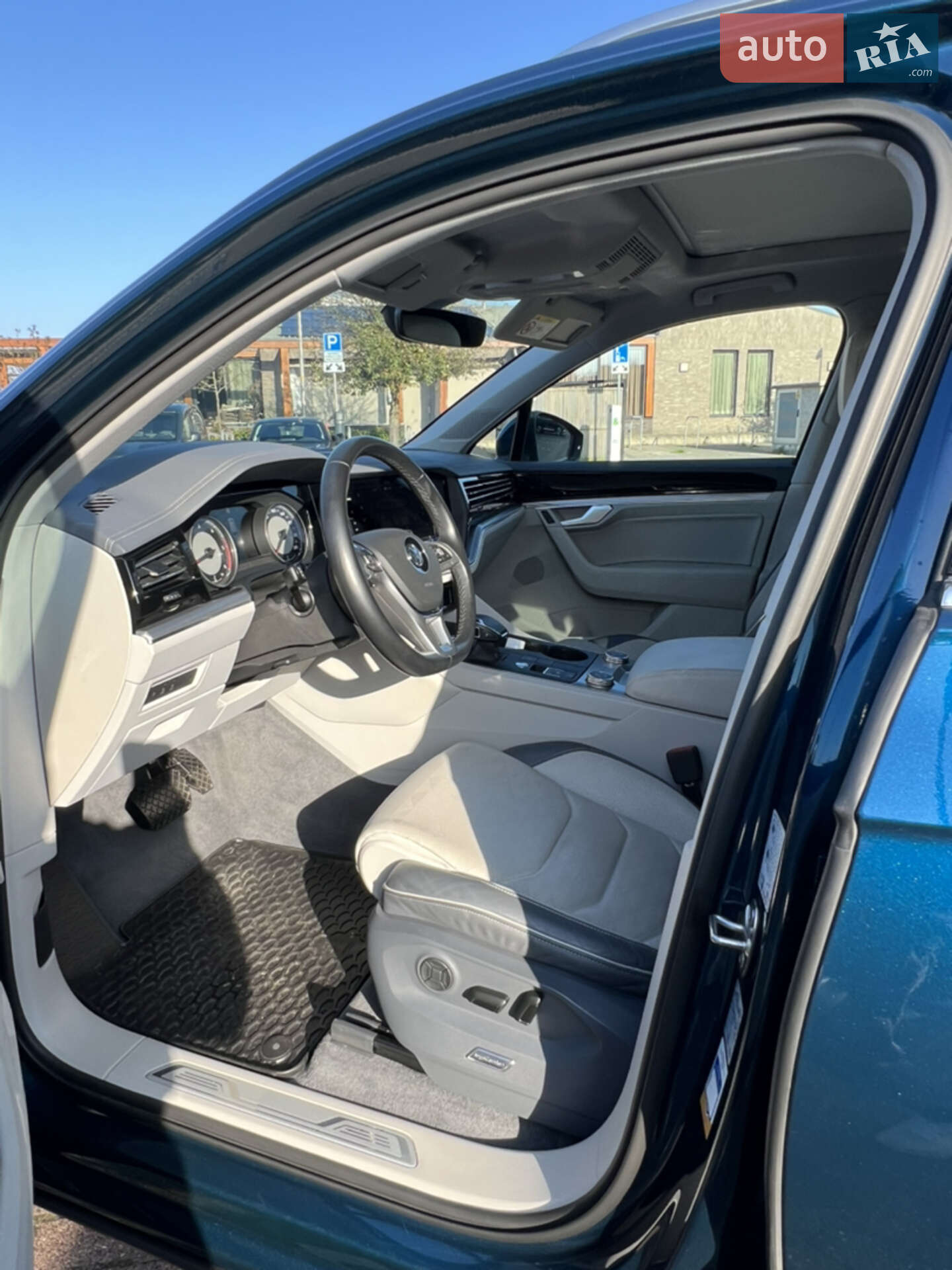 Volkswagen Touareg 2018 VIN WVGZZZCRZKD011878 фото оголошення 30 з 33