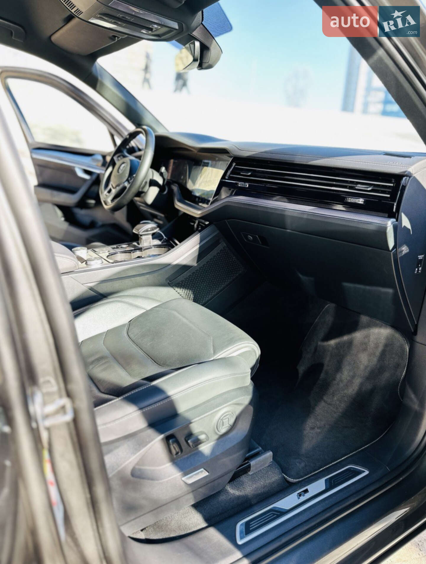 Volkswagen Touareg 2019 VIN WVGZZZCRZKD047738 фото оголошення 11 з 34