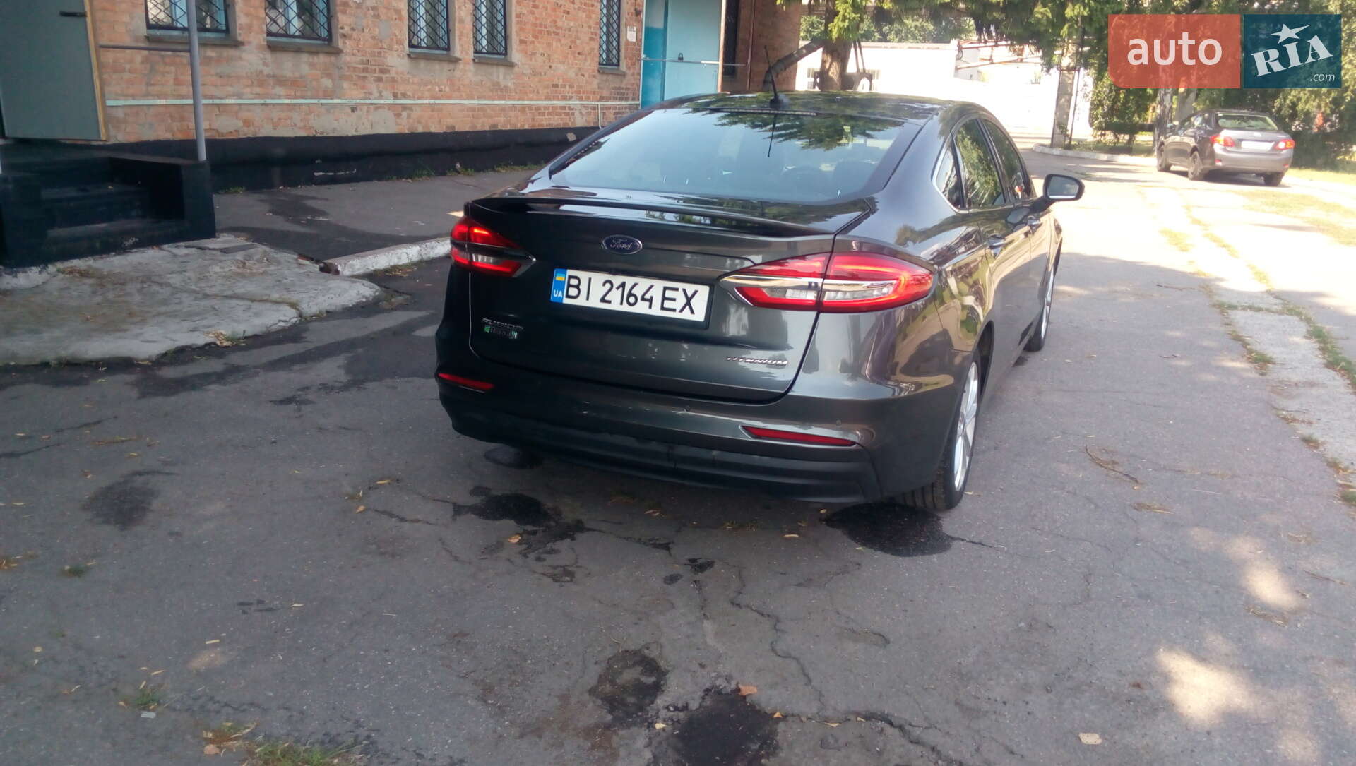 Ford Fusion 2019 VIN 3FA6P0SU0KR174181 фото оголошення 4 з 10