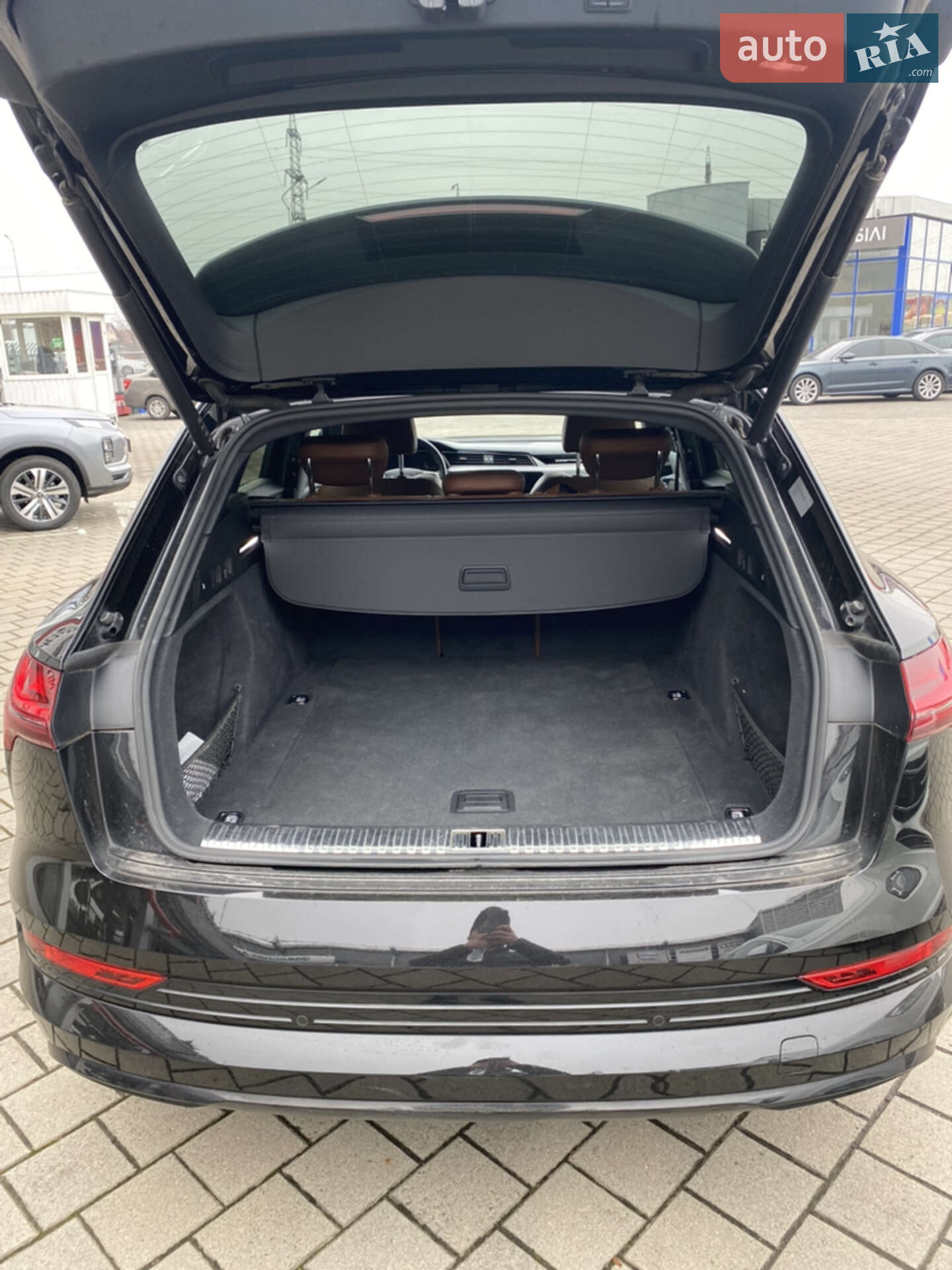 Audi e-tron 2019 VIN WAUZZZGE9KB011523 фото оголошення 12 з 13
