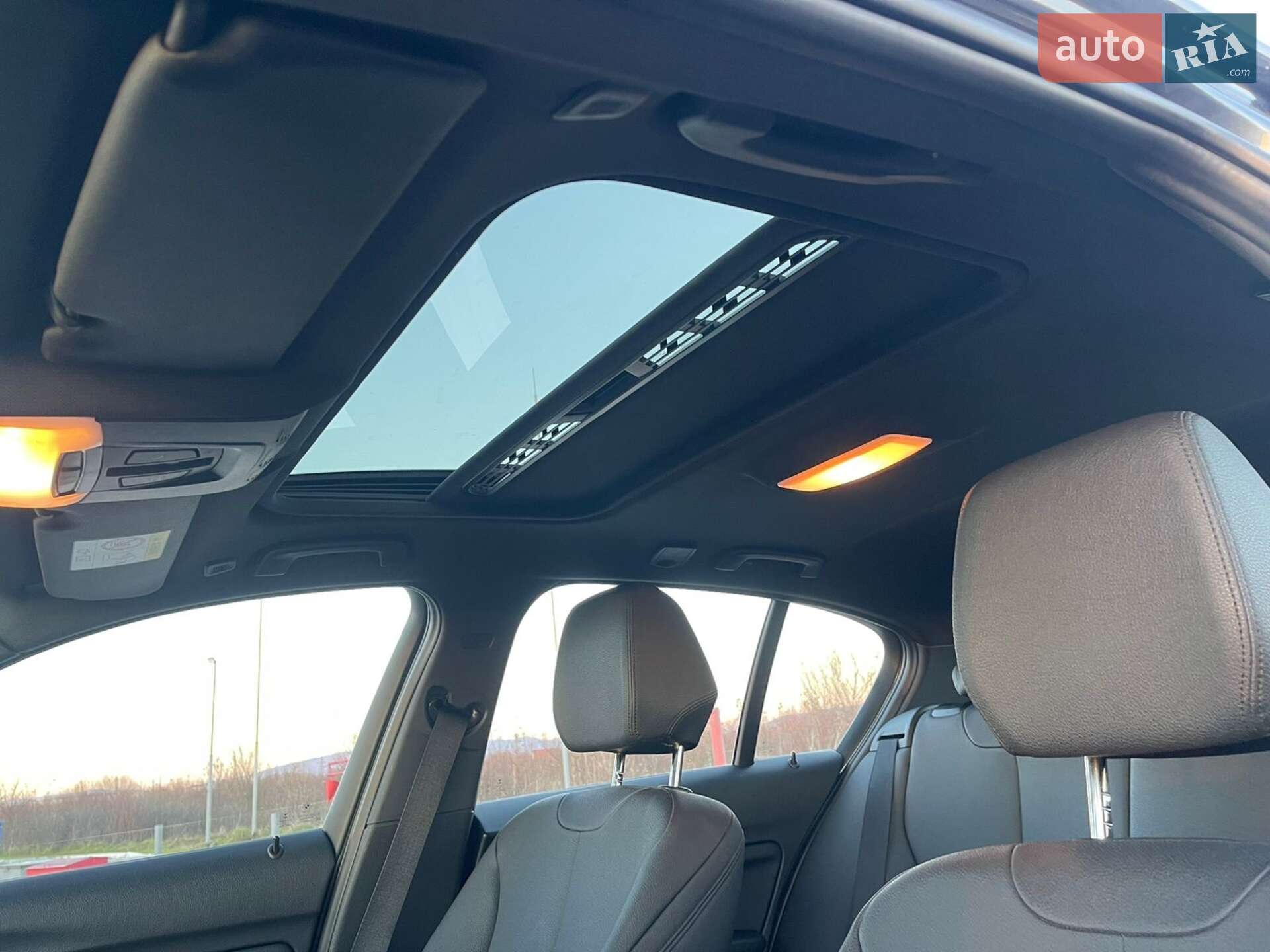 BMW 1 Series 2017 VIN WBA1R510607A46199 фото оголошення 19 з 38