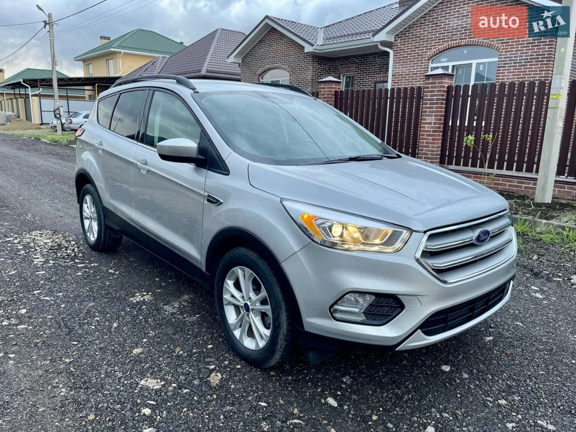 Ford Escape 2019 VIN 1FMCU0HD9KUC36453 фото оголошення 2 з 12