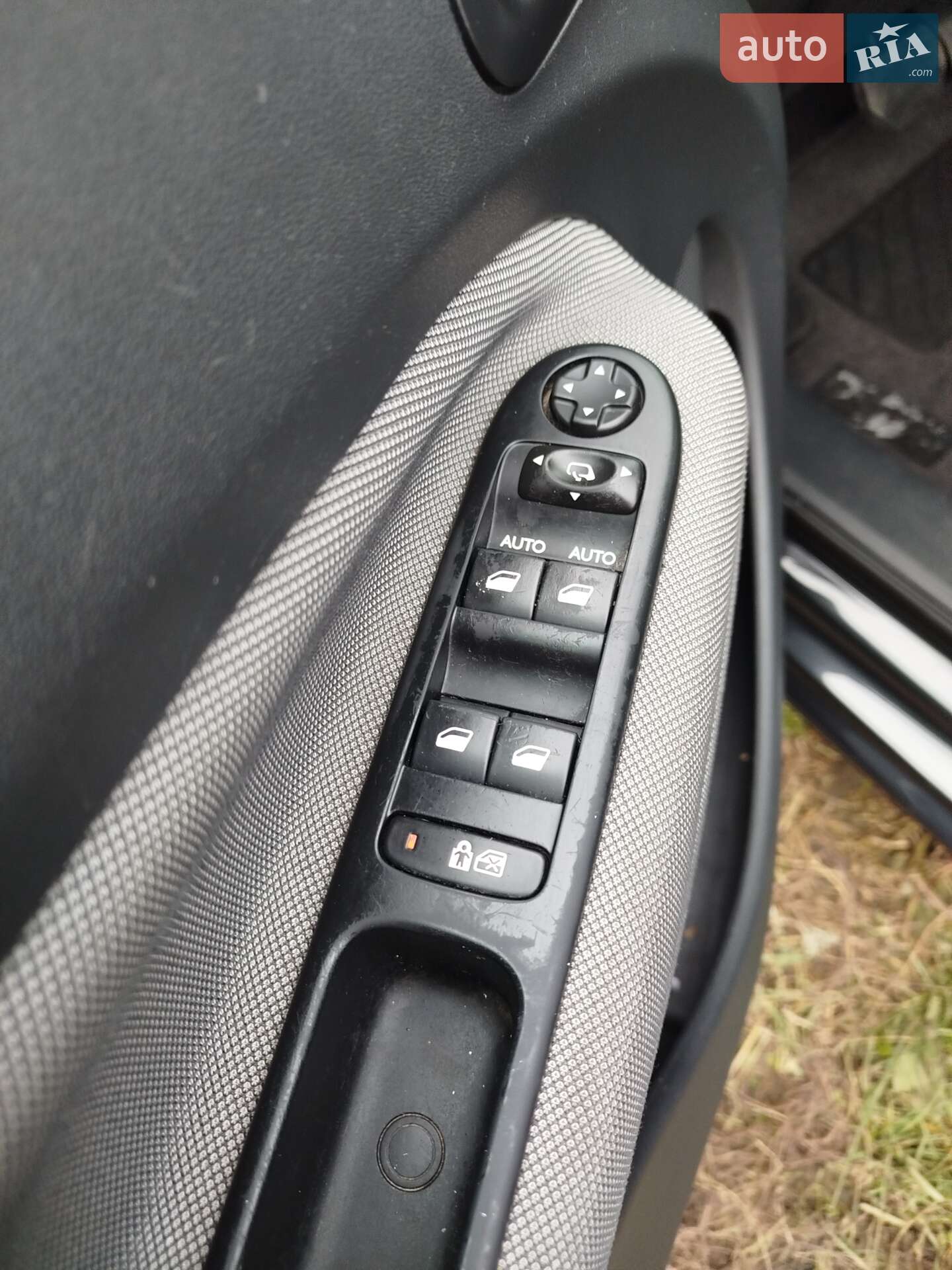 Citroen C3 Picasso 2012 VIN VF7SH9HP8CT524401 фото оголошення 16 з 36