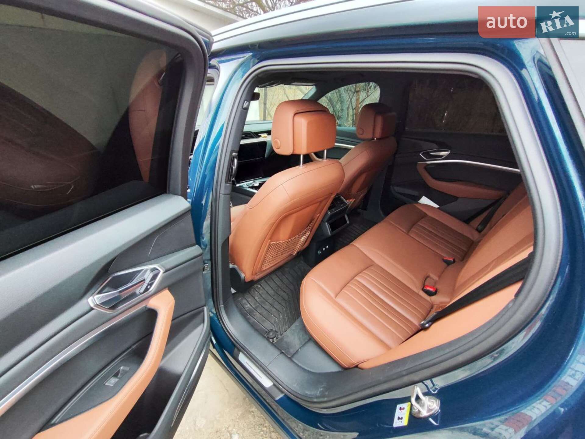 Audi e-tron 2019 VIN WA1LAAGE8KB020550 фото оголошення 7 з 28