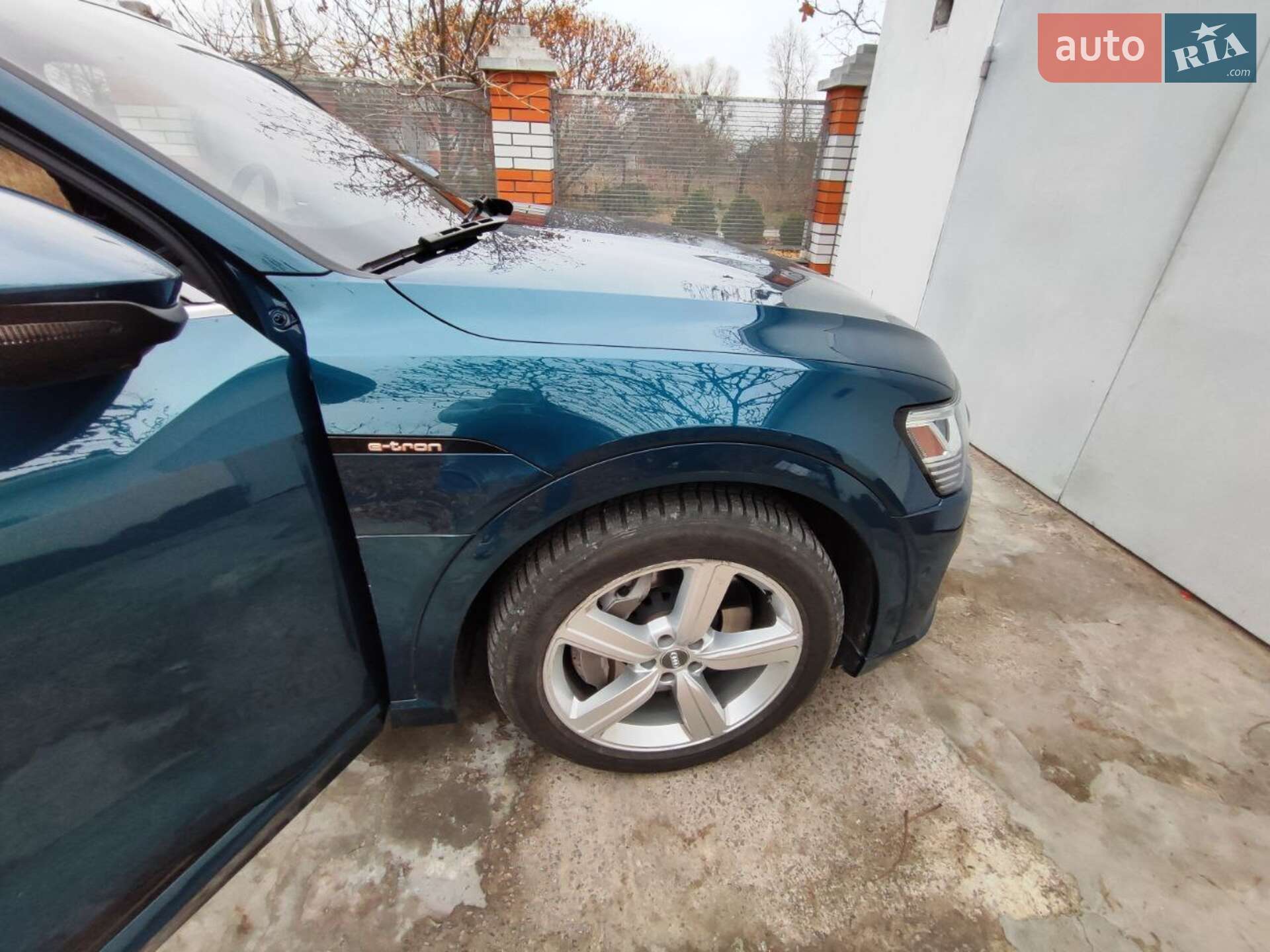 Audi e-tron 2019 VIN WA1LAAGE8KB020550 фото оголошення 8 з 28