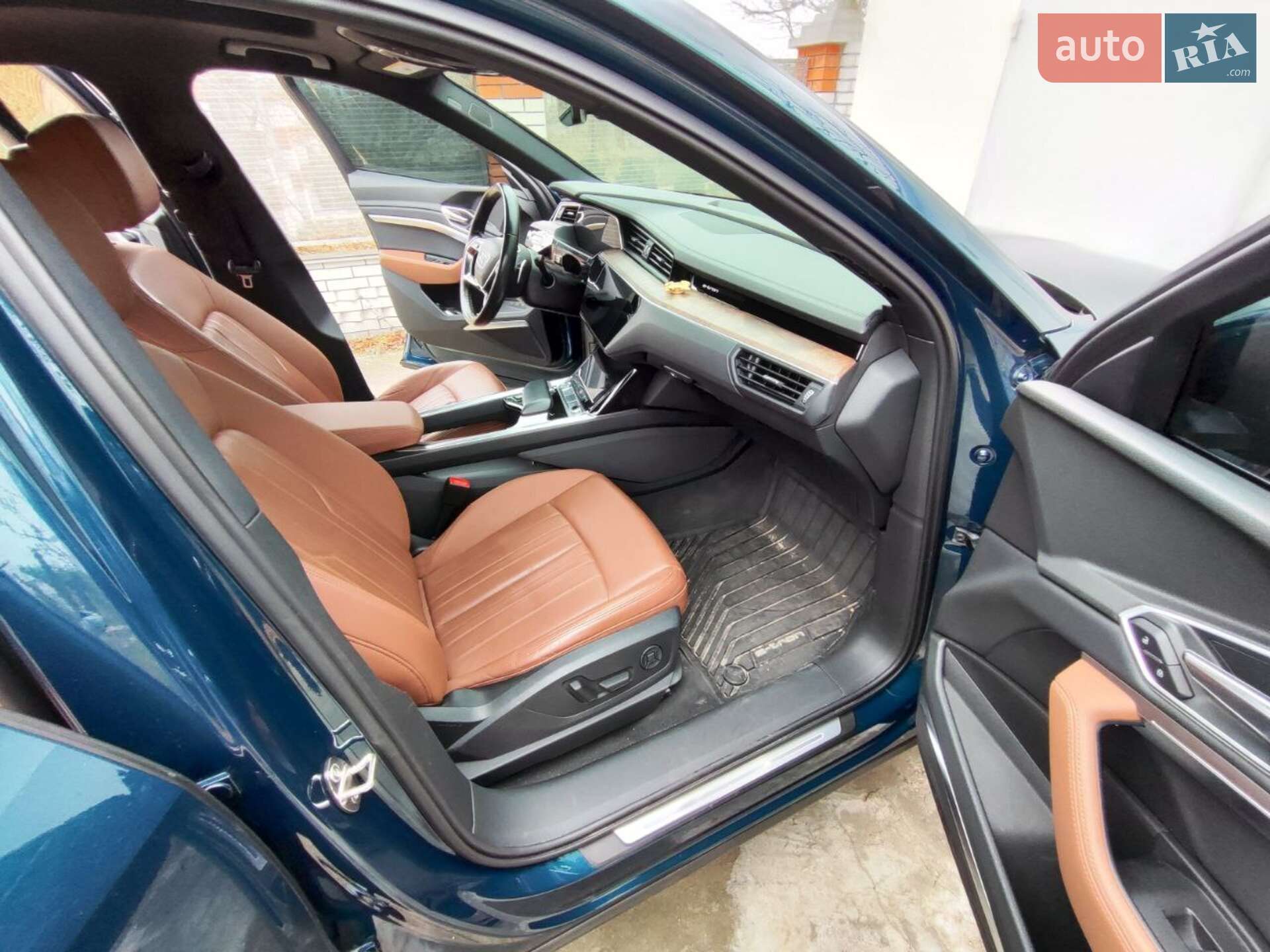 Audi e-tron 2019 VIN WA1LAAGE8KB020550 фото оголошення 9 з 28