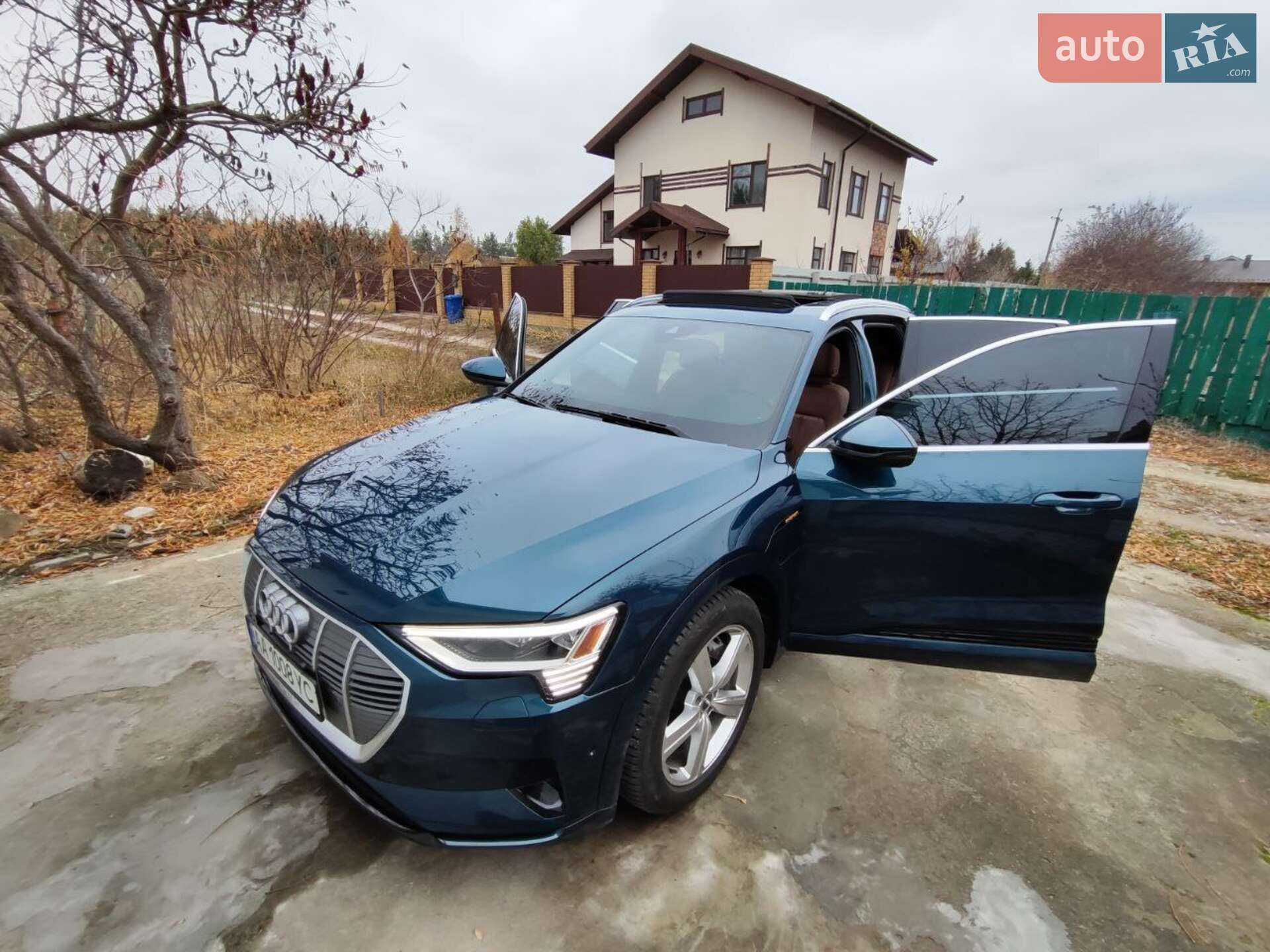 Audi e-tron 2019 VIN WA1LAAGE8KB020550 фото оголошення 12 з 28