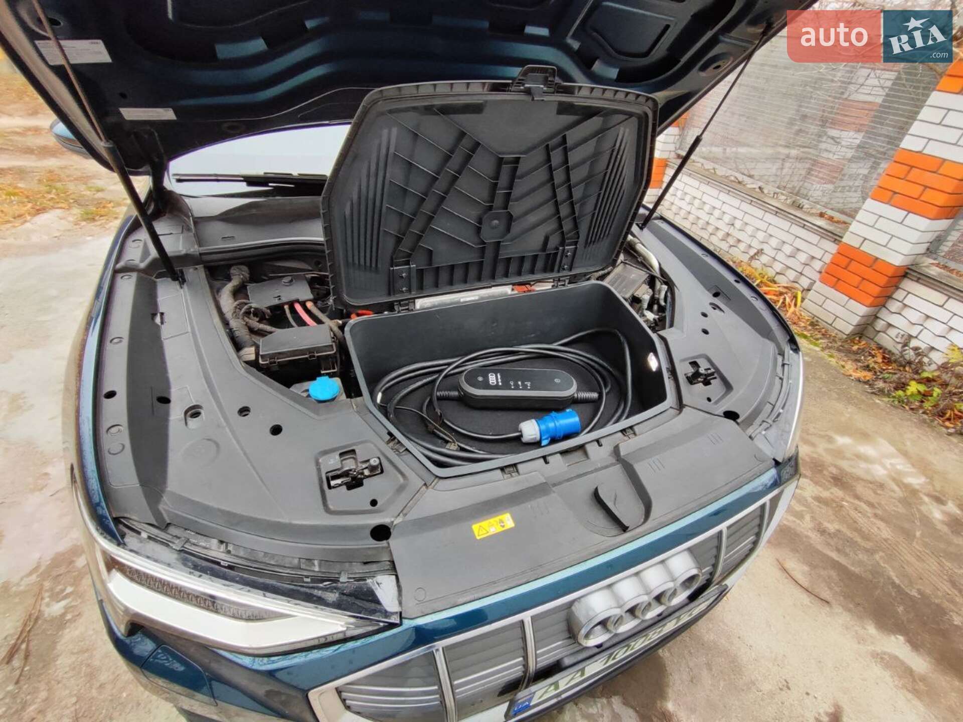 Audi e-tron 2019 VIN WA1LAAGE8KB020550 фото оголошення 17 з 28