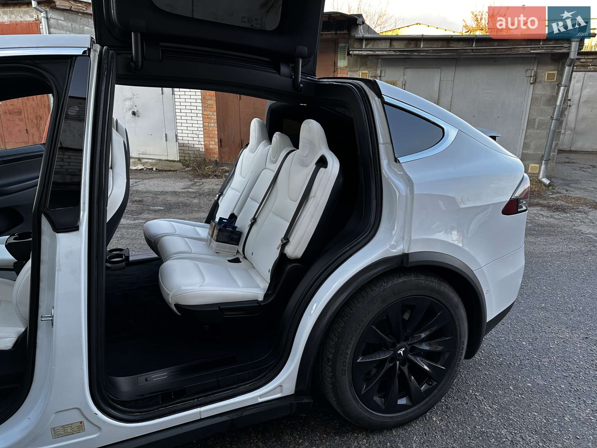 Tesla Model X 2018 VIN 5YJXCAE21JF139983 фото оголошення 2 з 31
