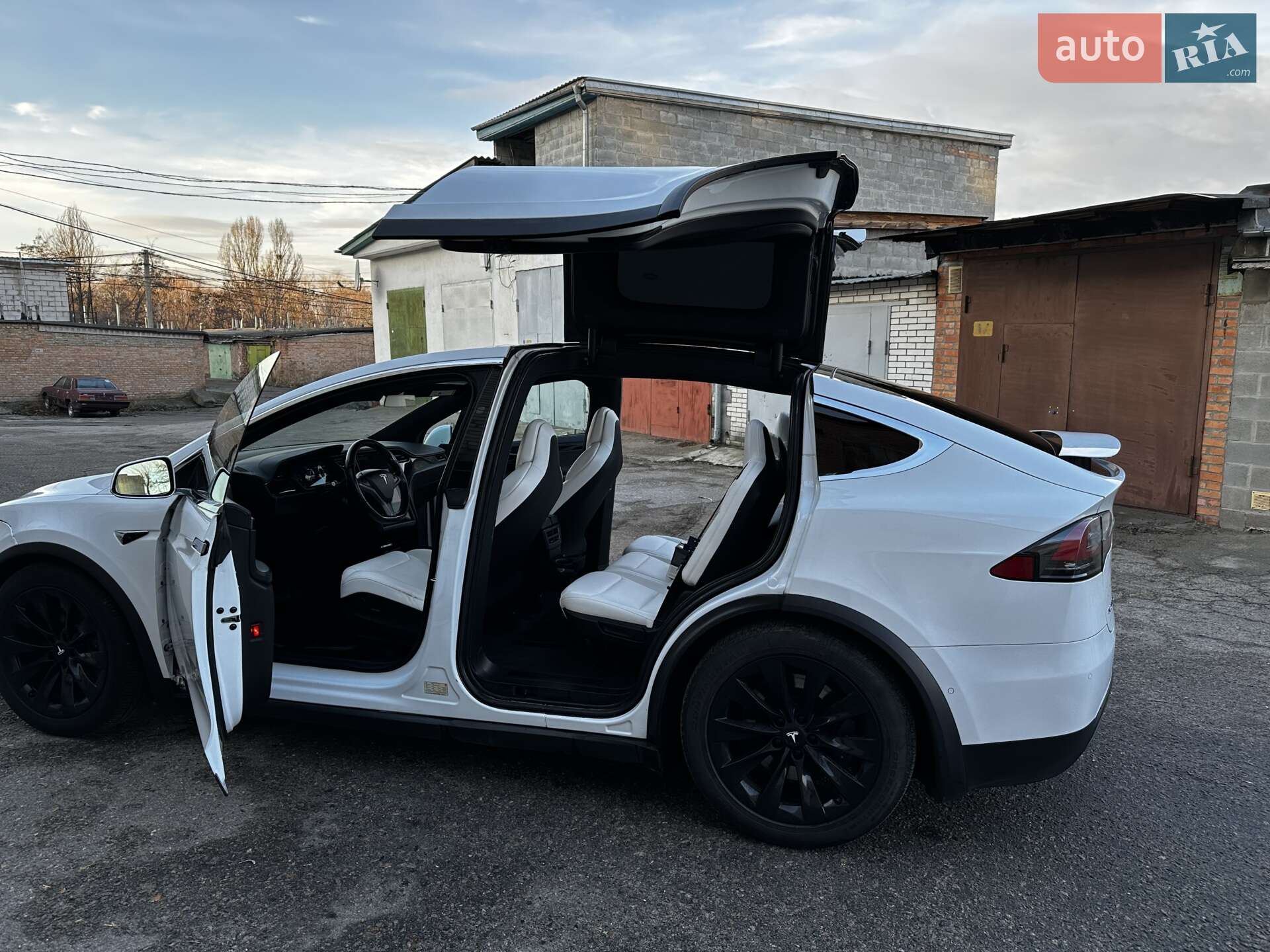 Tesla Model X 2018 VIN 5YJXCAE21JF139983 фото оголошення 3 з 31