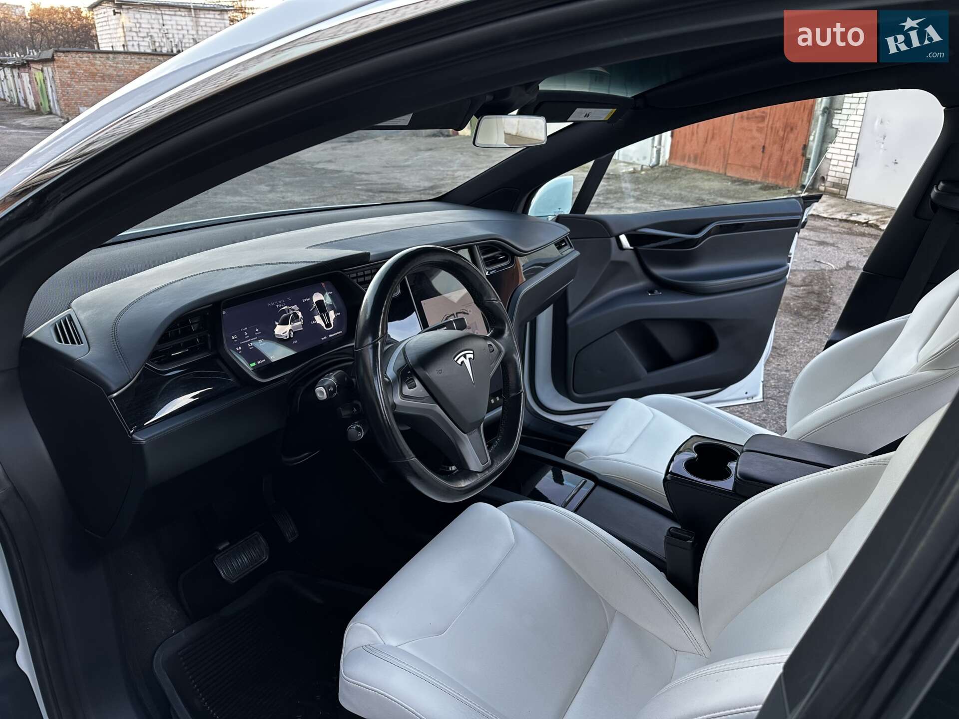 Tesla Model X 2018 VIN 5YJXCAE21JF139983 фото оголошення 4 з 31