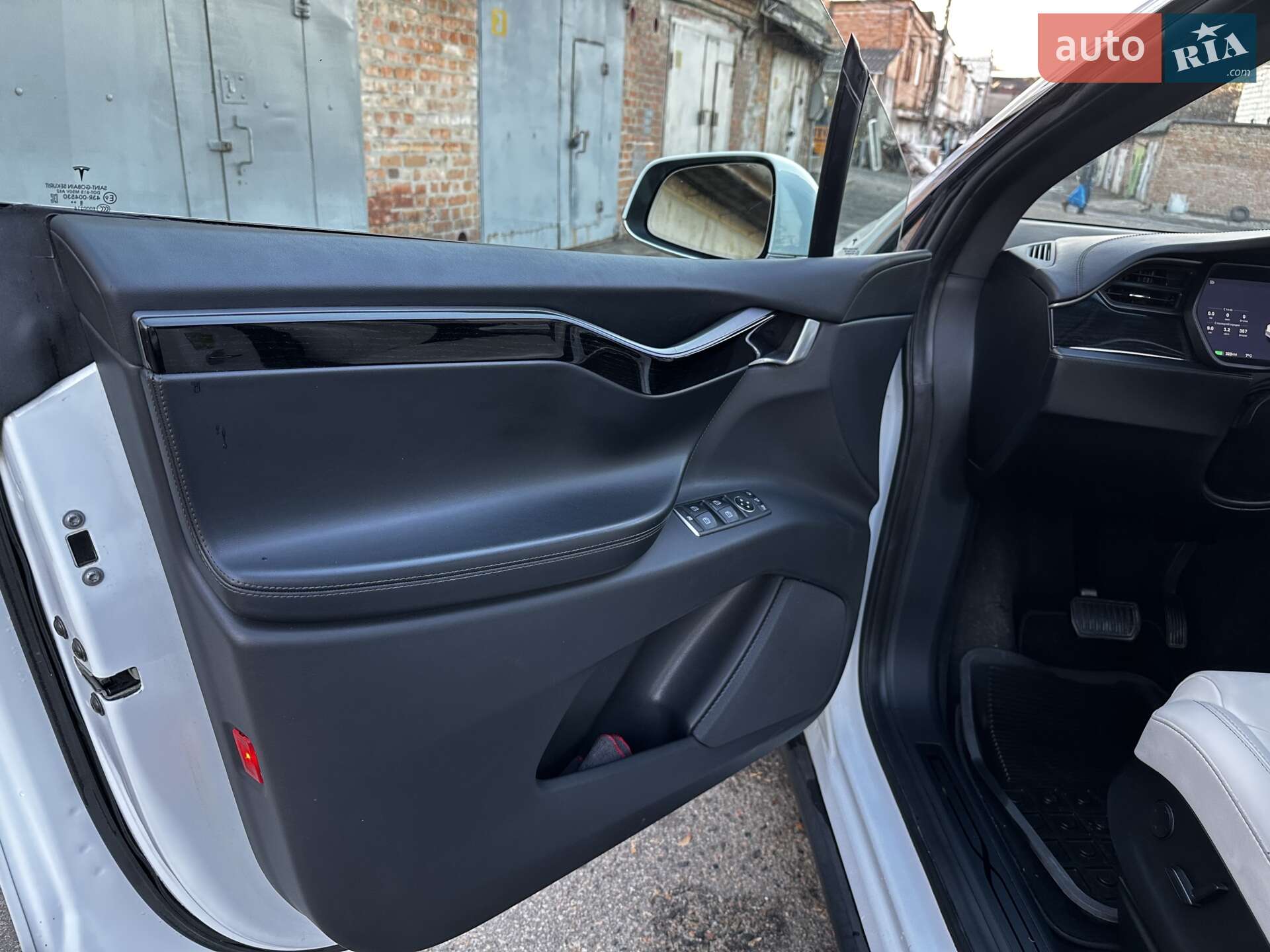 Tesla Model X 2018 VIN 5YJXCAE21JF139983 фото оголошення 5 з 31