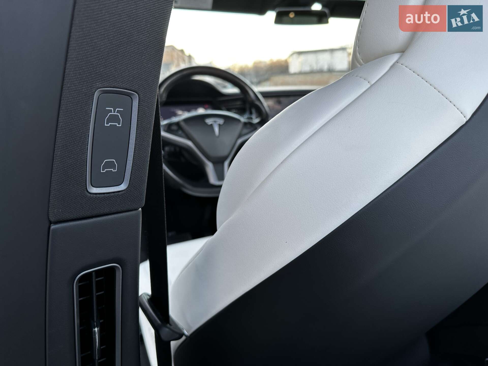 Tesla Model X 2018 VIN 5YJXCAE21JF139983 фото оголошення 6 з 31