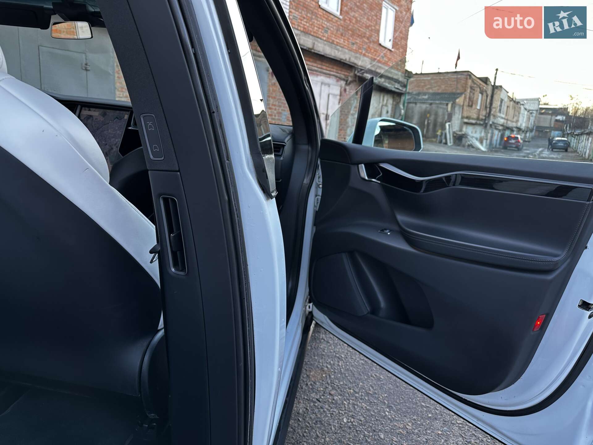 Tesla Model X 2018 VIN 5YJXCAE21JF139983 фото оголошення 8 з 31