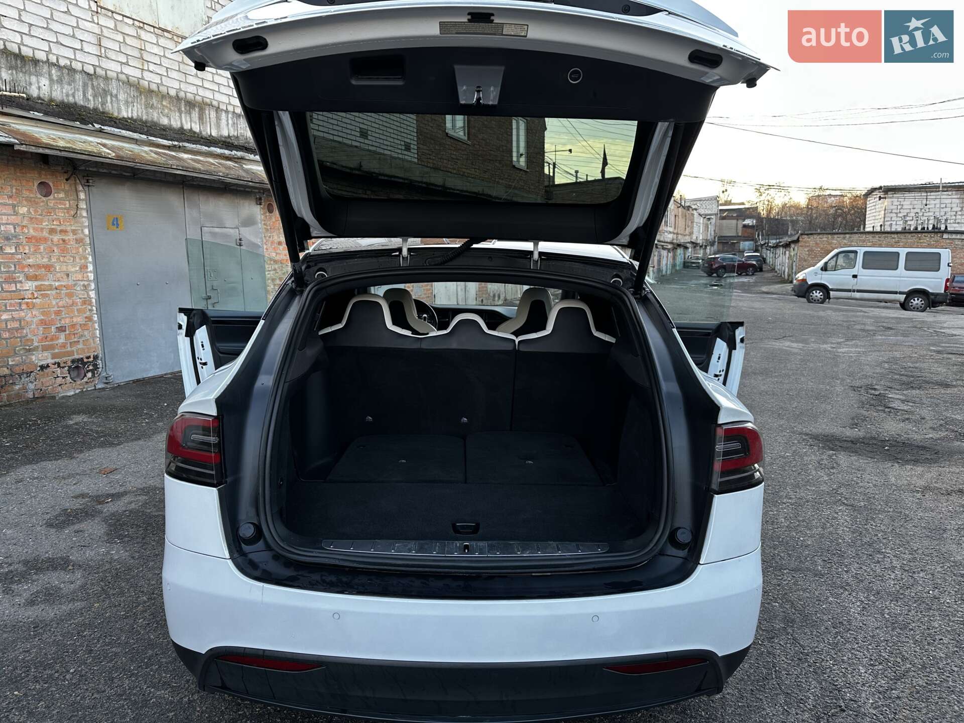 Tesla Model X 2018 VIN 5YJXCAE21JF139983 фото оголошення 11 з 31