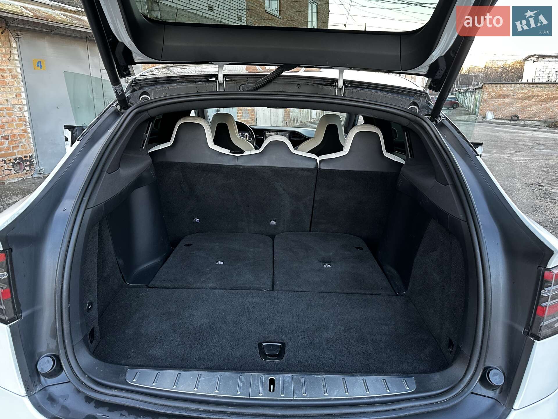 Tesla Model X 2018 VIN 5YJXCAE21JF139983 фото оголошення 12 з 31