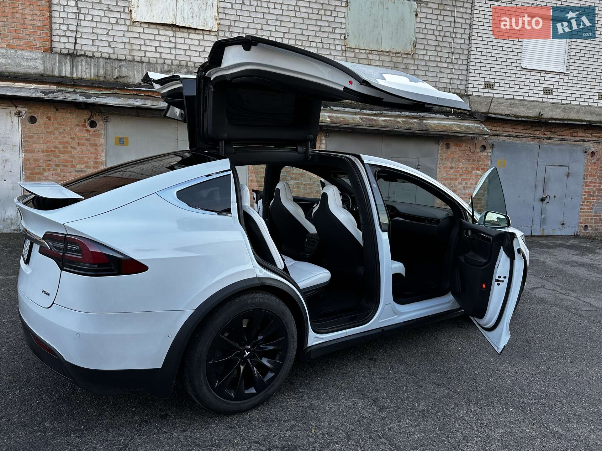 Tesla Model X 2018 VIN 5YJXCAE21JF139983 фото оголошення 22 з 31