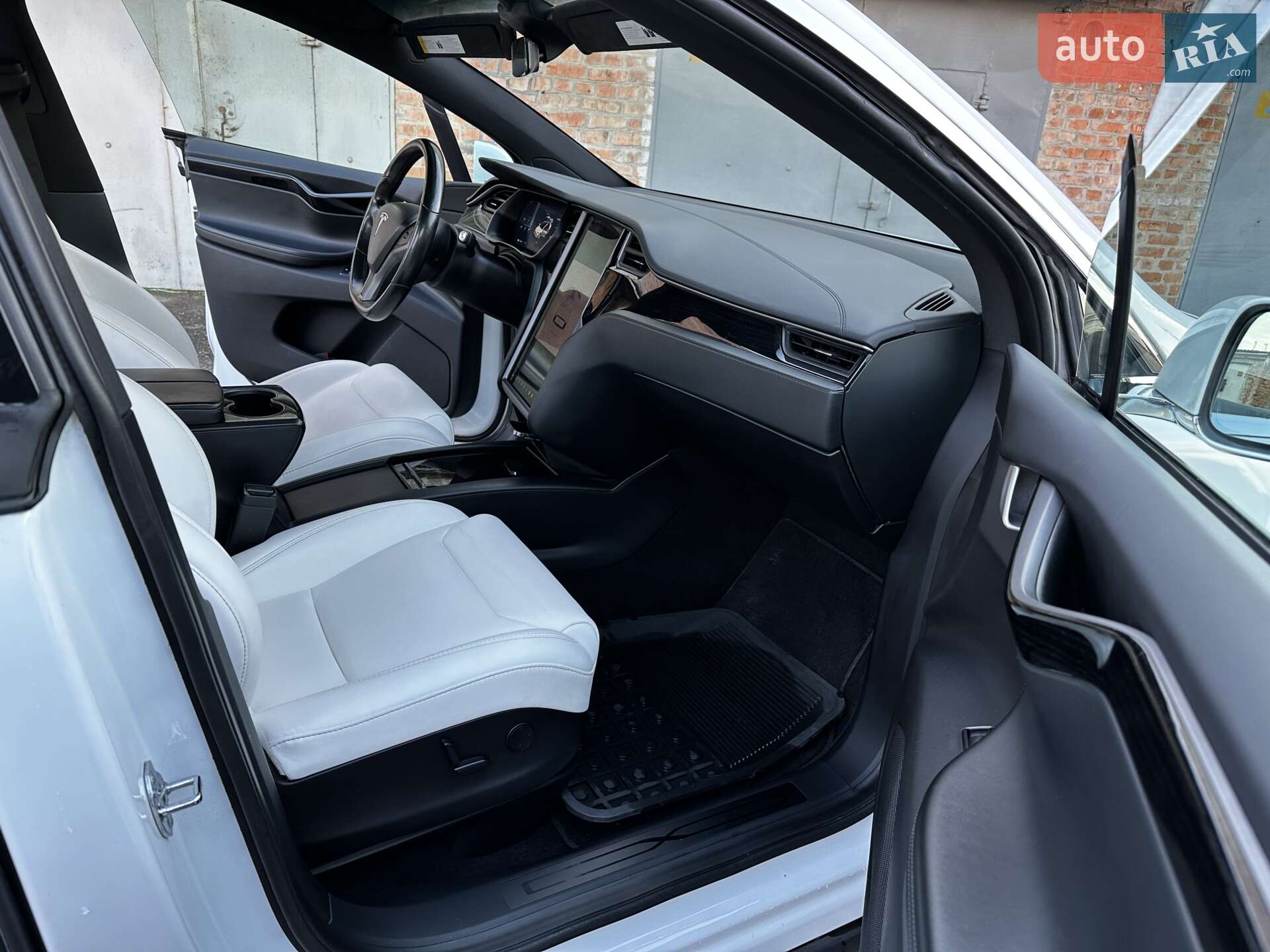 Tesla Model X 2018 VIN 5YJXCAE21JF139983 фото оголошення 27 з 31