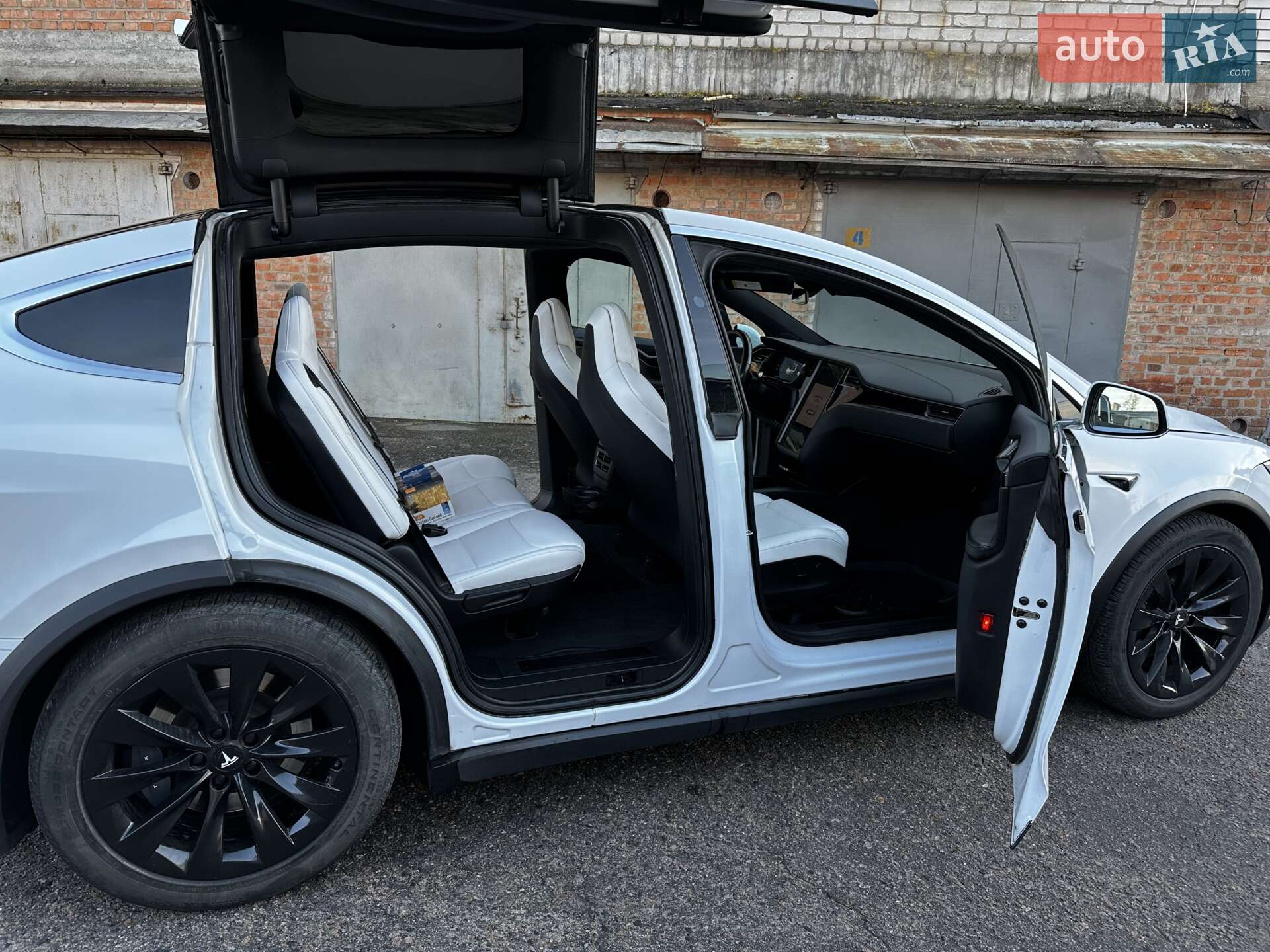 Tesla Model X 2018 VIN 5YJXCAE21JF139983 фото оголошення 28 з 31
