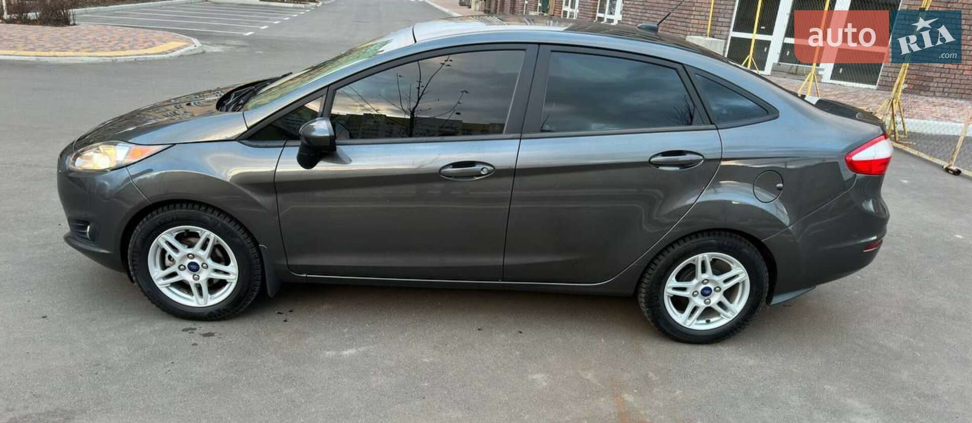 Ford Fiesta 2018 VIN 3FADP4BJ9JM120121 фото оголошення 4 з 31