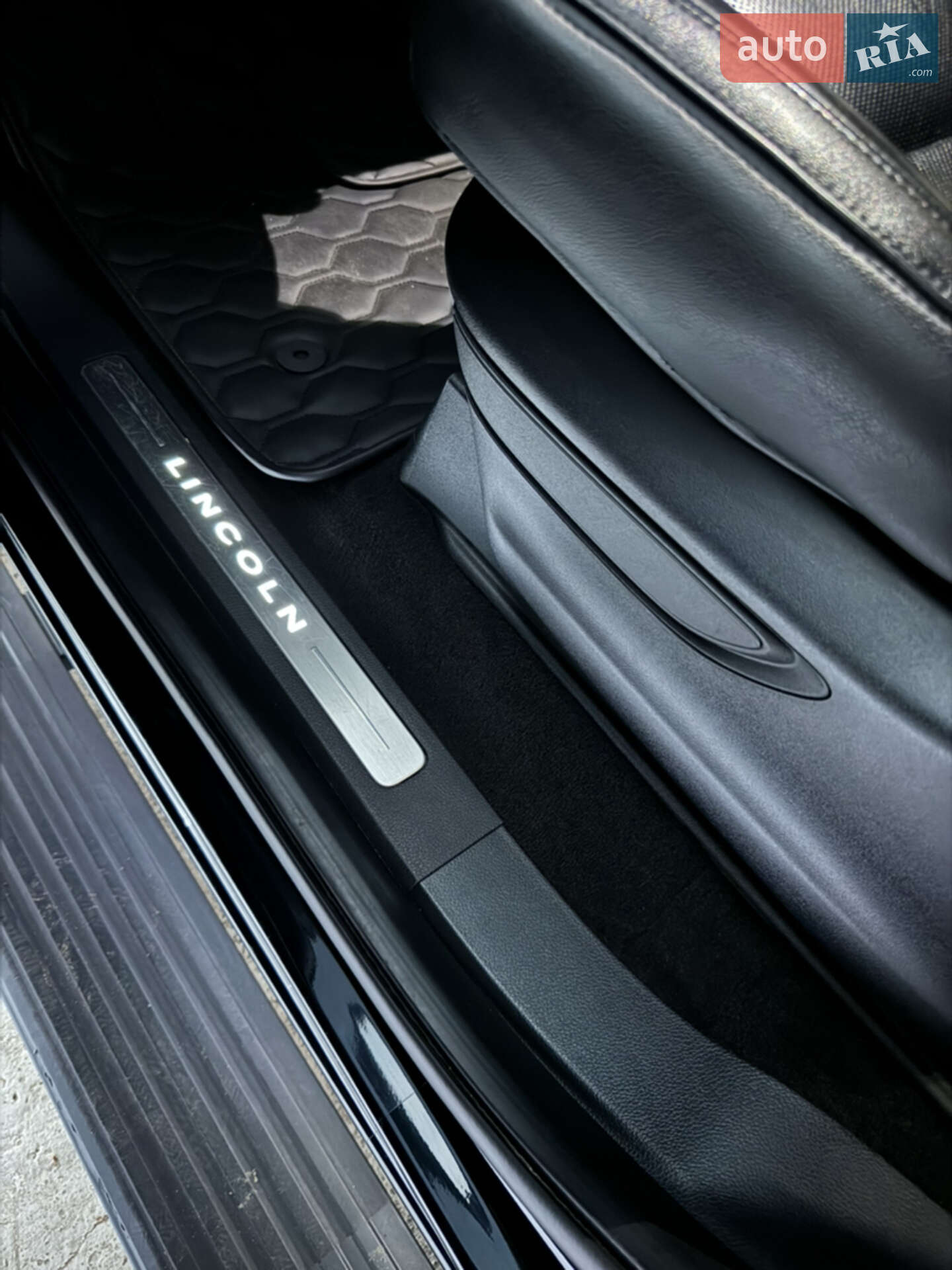 Lincoln Navigator 2018 VIN 5LMJJ2LT7JEL15409 фото оголошення 14 з 35