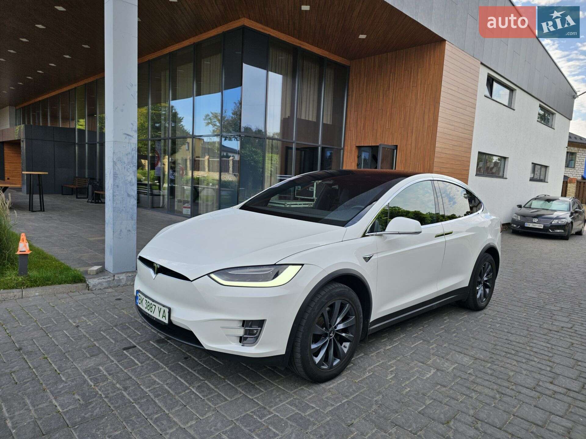 Tesla Model X 2018 VIN 5YJXCCE23JF093441 фото оголошення 4 з 20