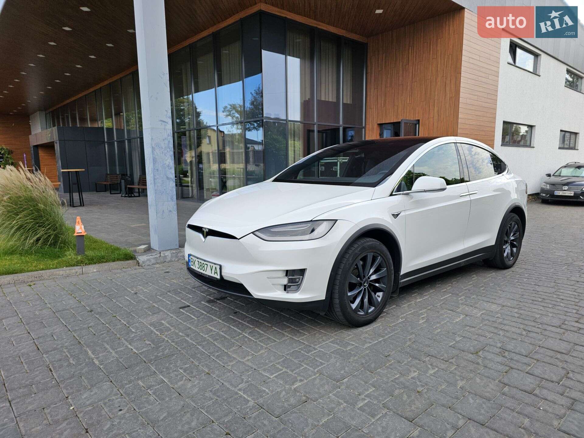 Tesla Model X 2018 VIN 5YJXCCE23JF093441 фото оголошення 8 з 20