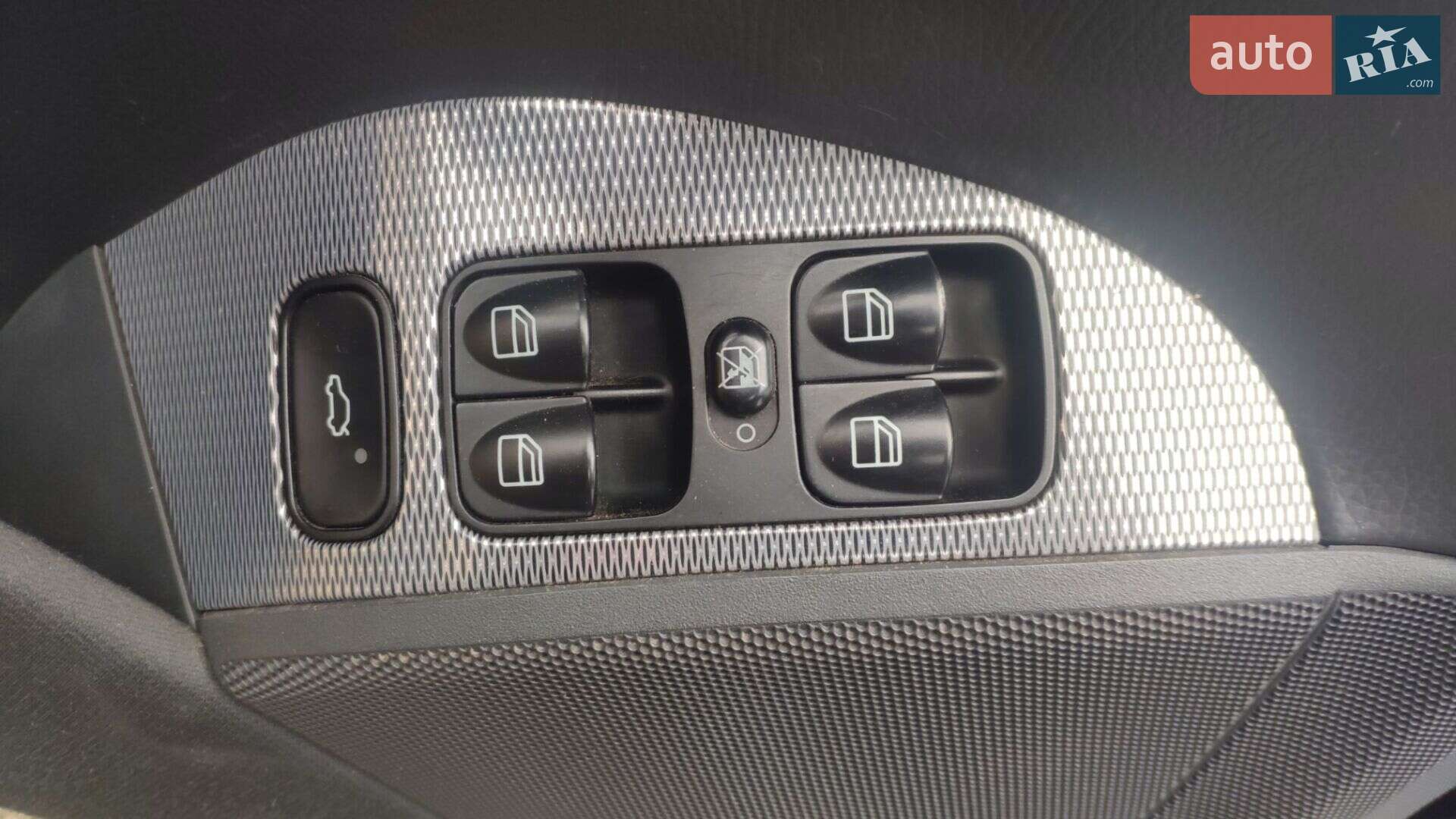 Mercedes-Benz CLK-Class 2004 VIN WDB2093421F118962 фото оголошення 21 з 36