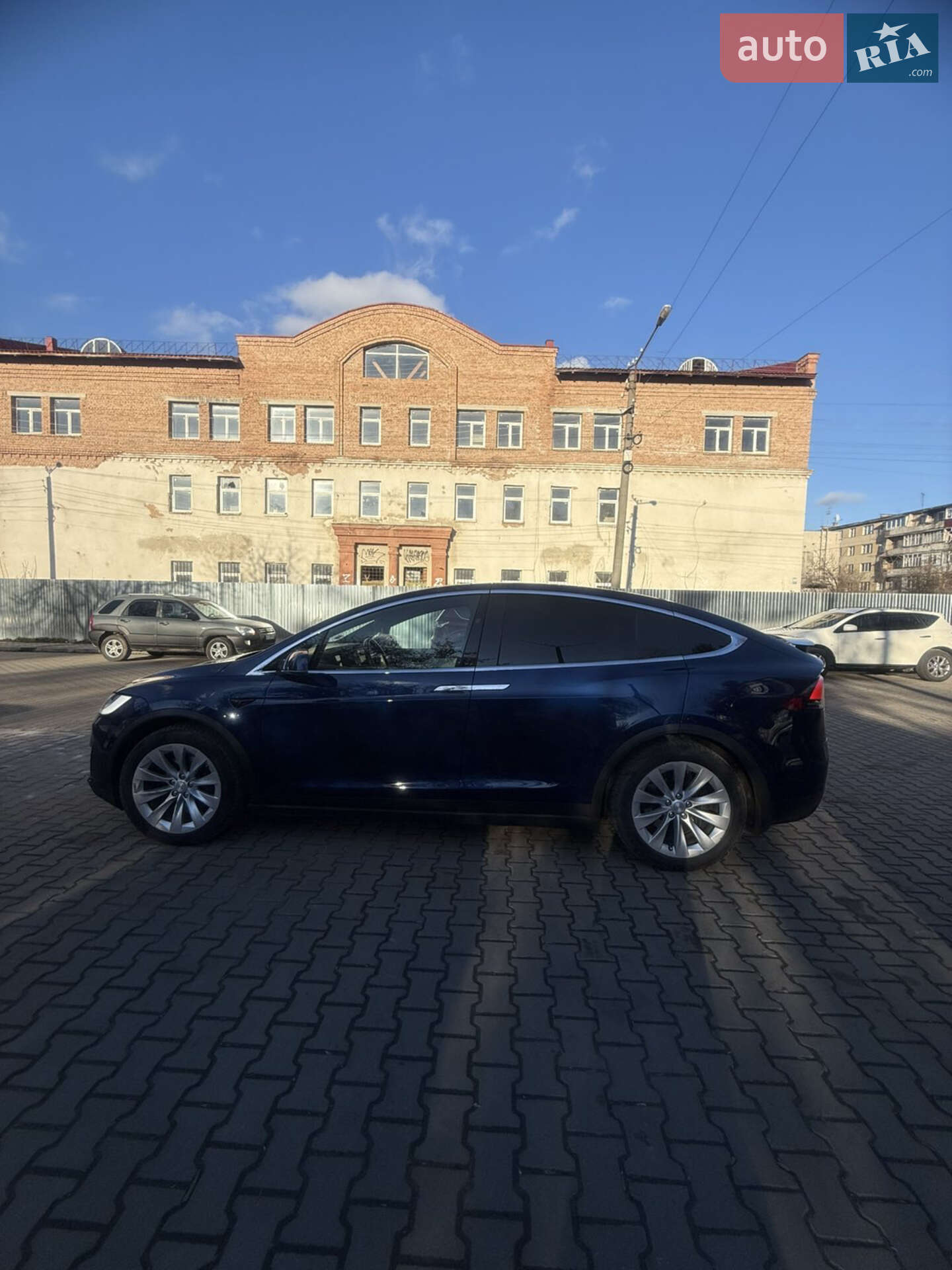 Tesla Model X 2016 VIN 5YJXCBE20HF034335 фото оголошення 2 з 13