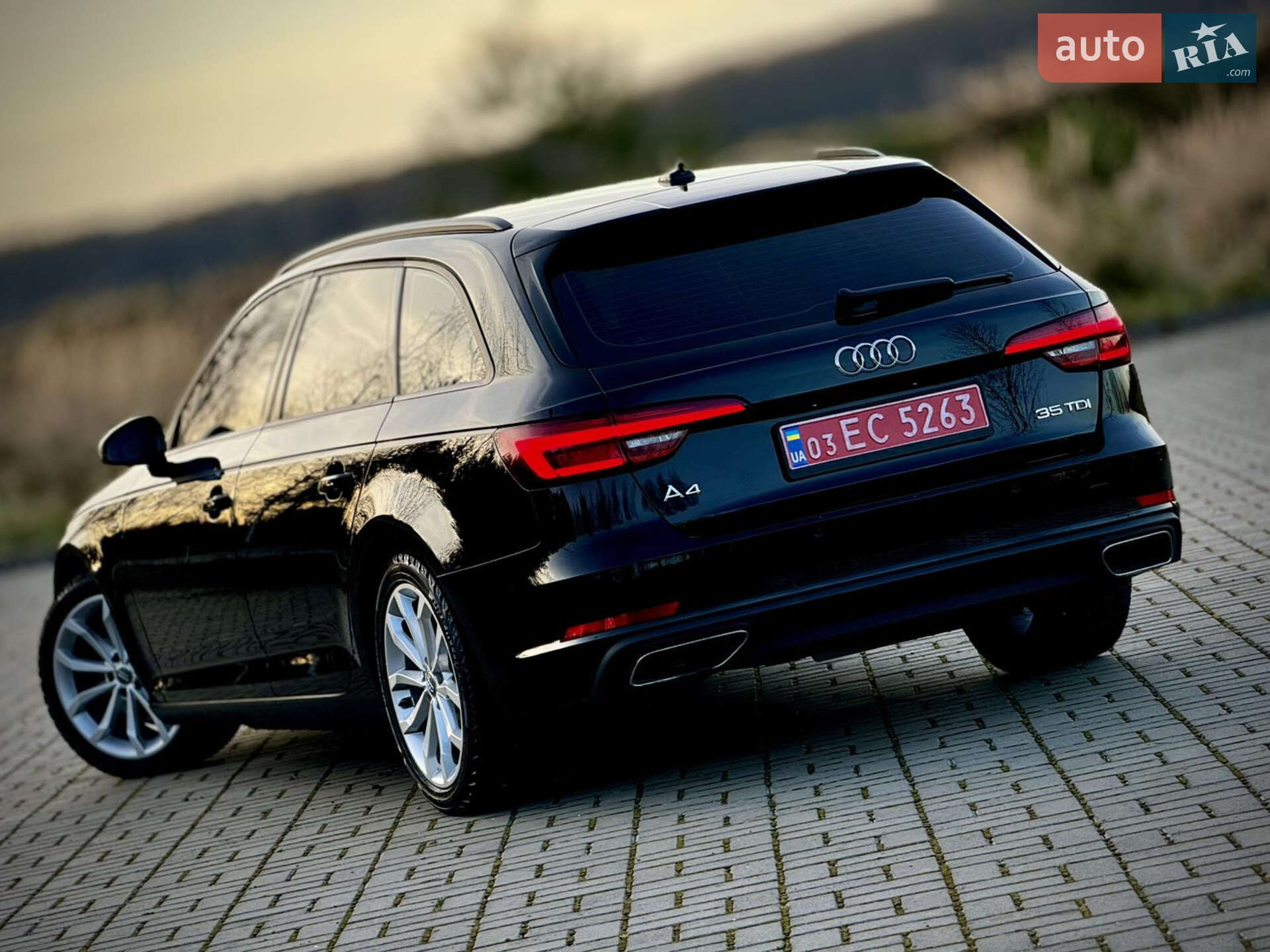 Audi A4 2019 VIN WAUZZZF47KA079088 фото оголошення 10 з 26