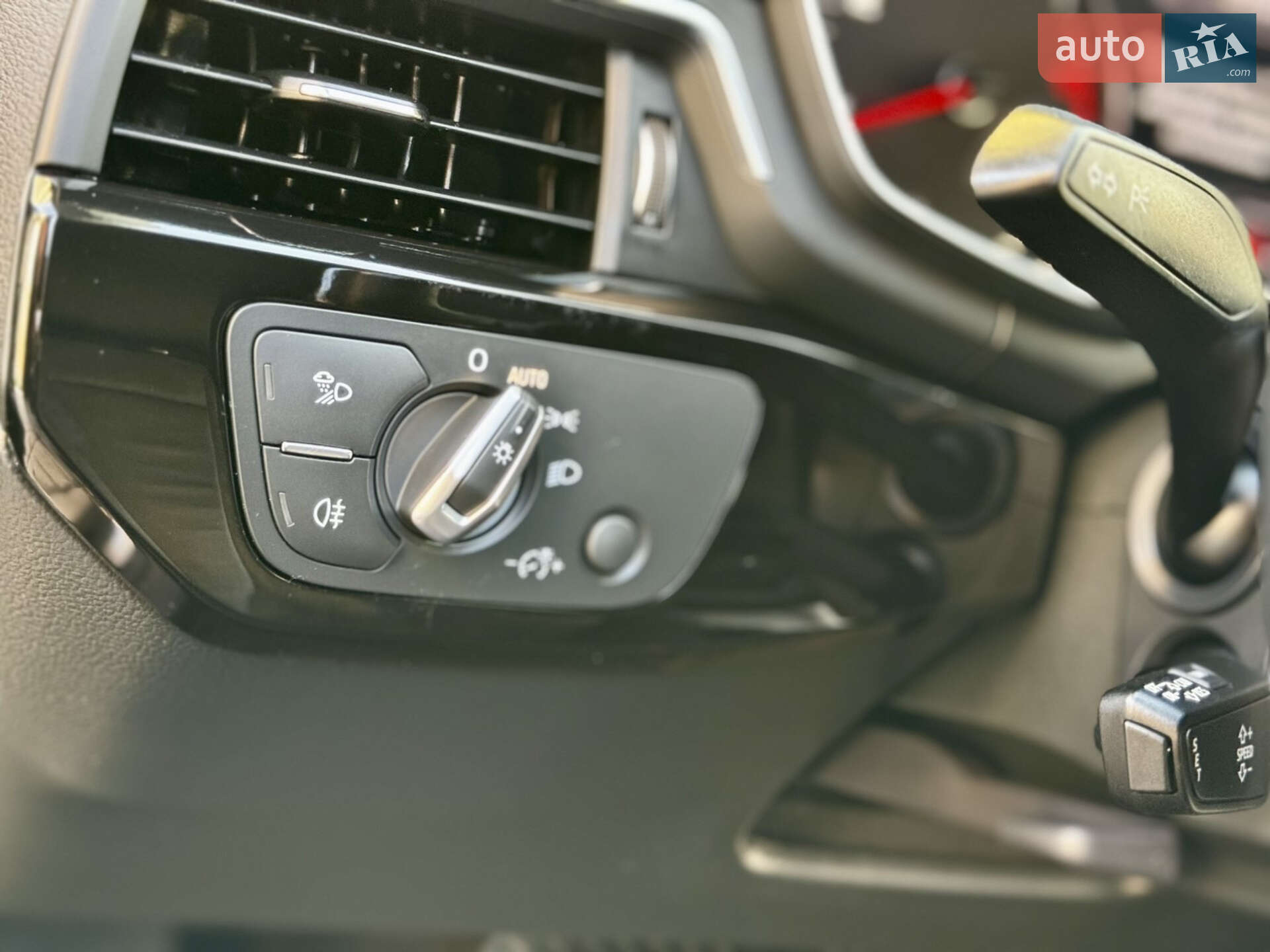 Audi A4 2019 VIN WAUZZZF47KA079088 фото оголошення 18 з 26