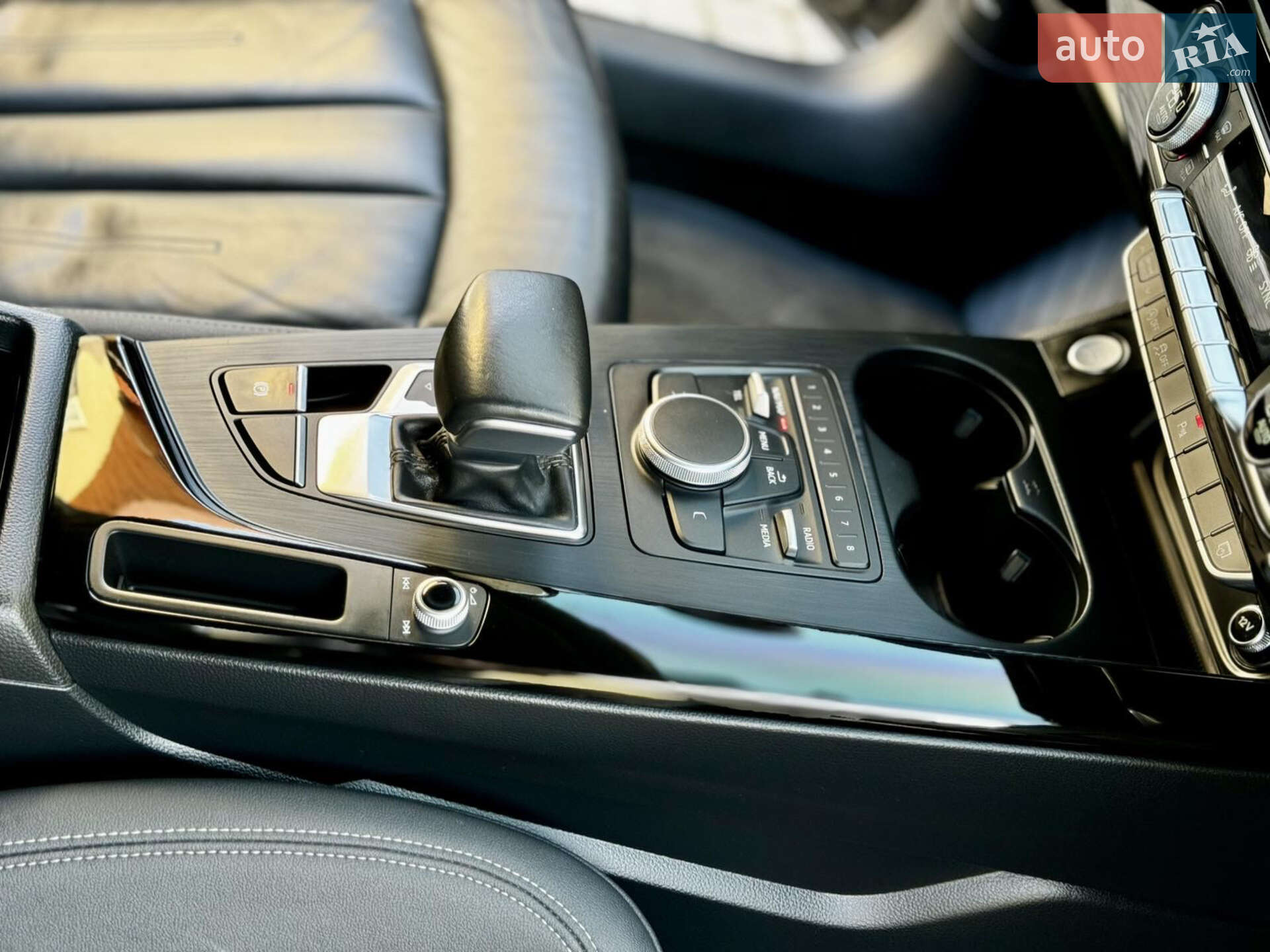 Audi A4 2019 VIN WAUZZZF47KA079088 фото оголошення 19 з 26
