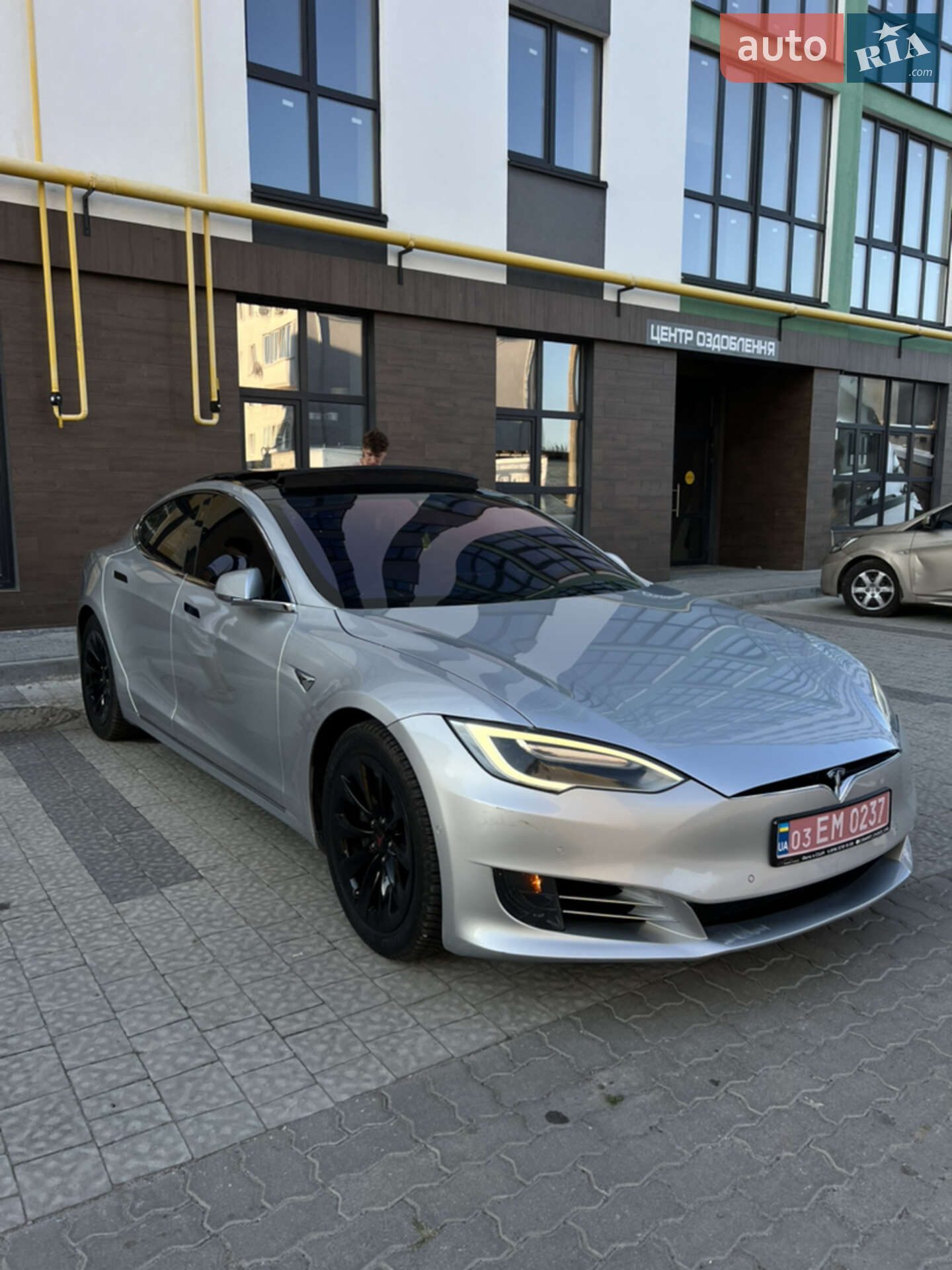 Tesla Model S 2017 VIN 5YJSA1E19HF210008 фото оголошення 4 з 9