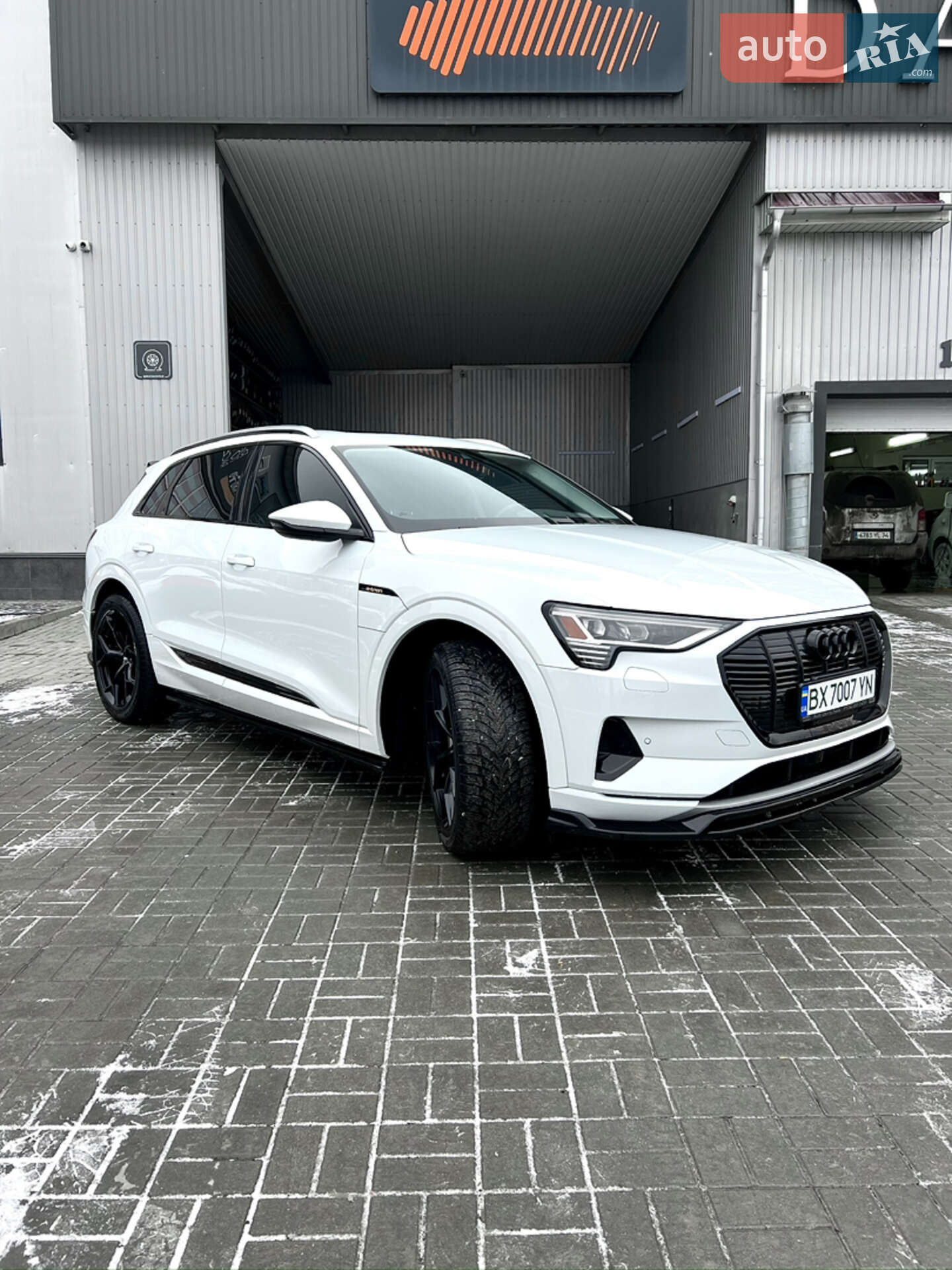 Audi e-tron 2019 VIN WA1AAAGE8KB009572 фото оголошення 3 з 9