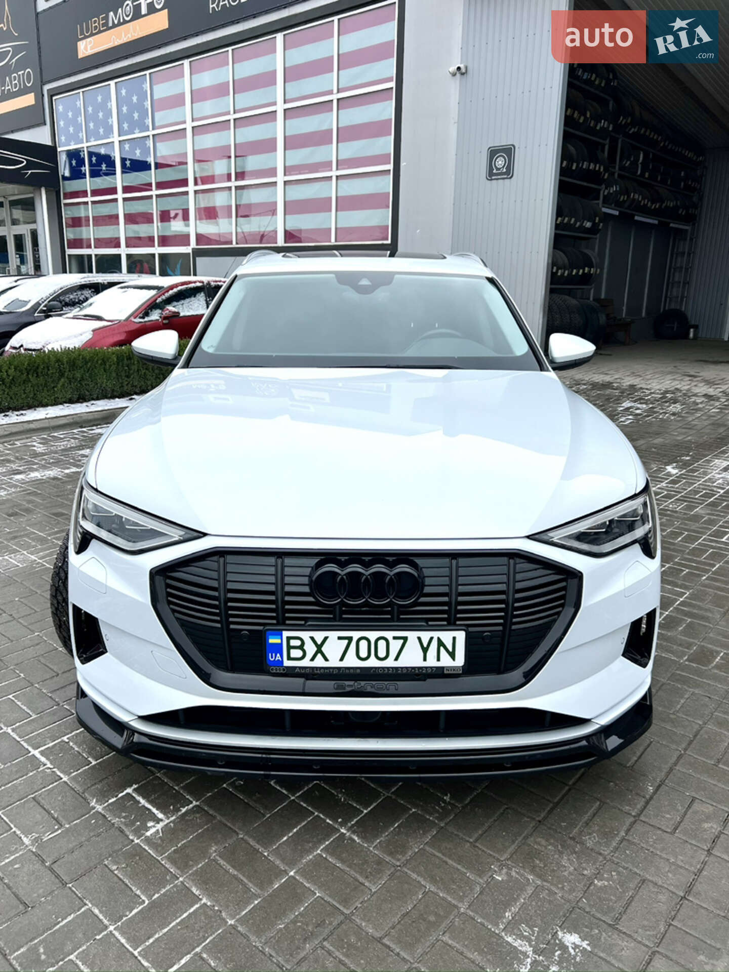 Audi e-tron 2019 VIN WA1AAAGE8KB009572 фото оголошення 2 з 9
