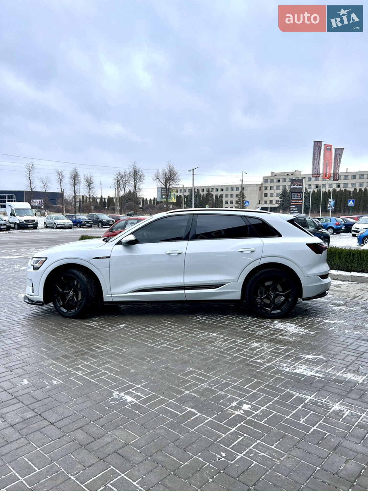 Audi e-tron 2019 VIN WA1AAAGE8KB009572 фото оголошення 7 з 9