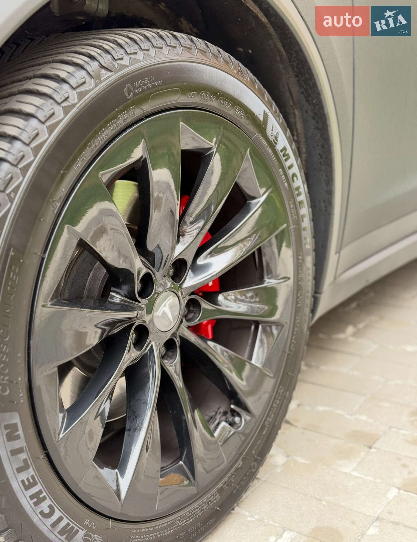 Tesla Model X 2019 VIN 5YJXCBE45LF239496 фото оголошення 9 з 13